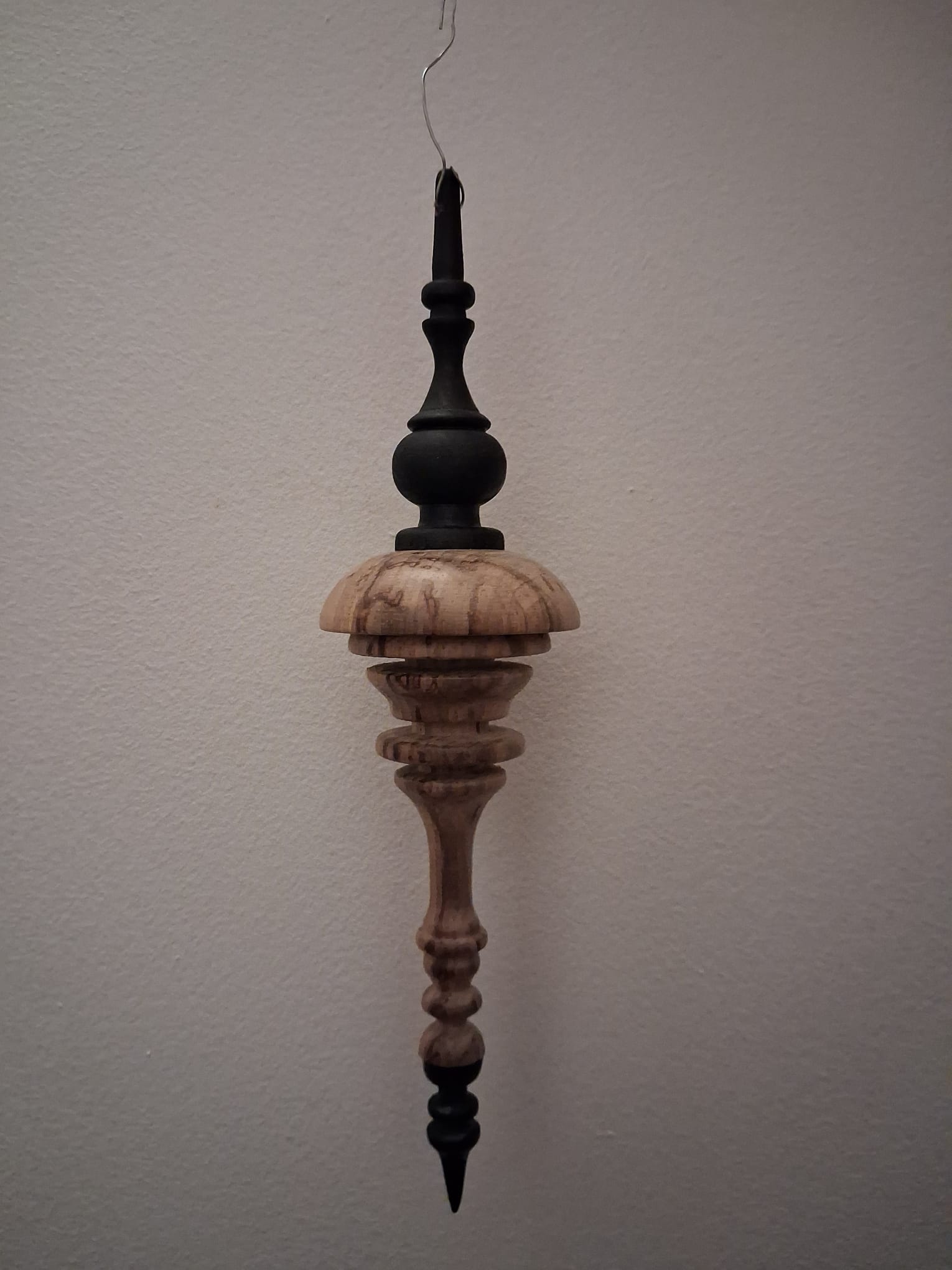 Boule de Noël artisanale - fraké et hêtre noirci