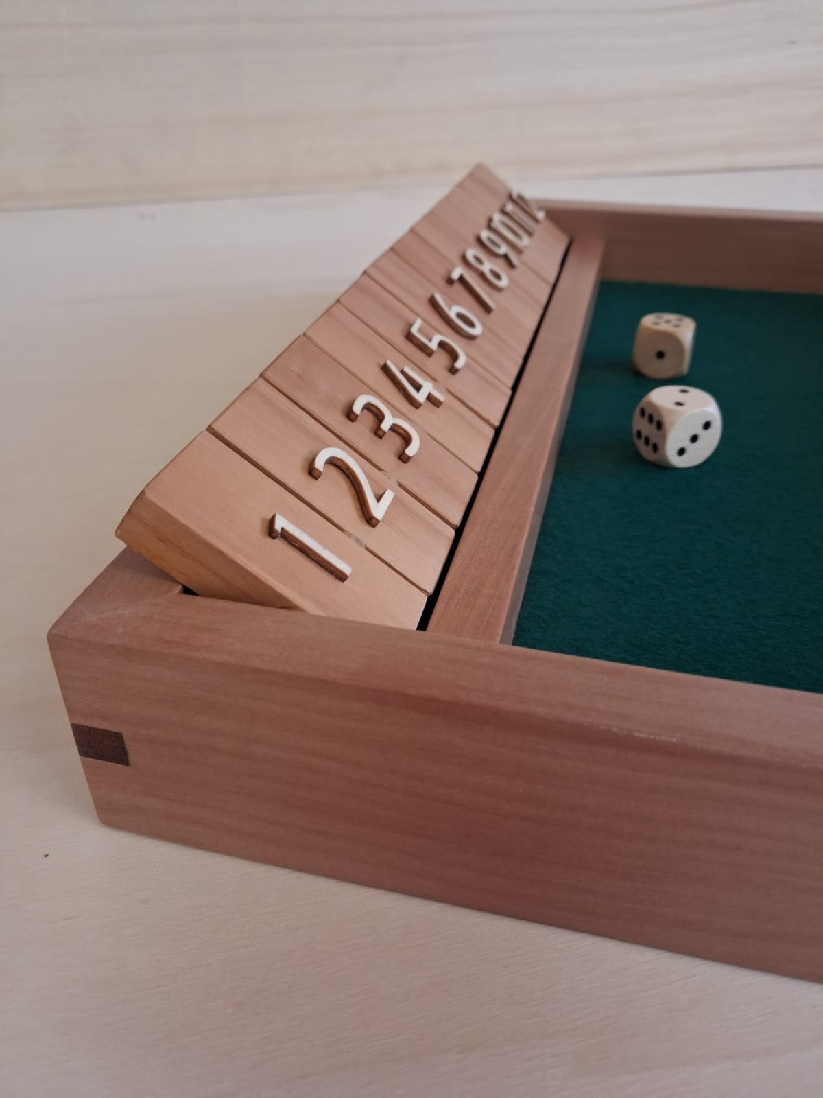 Fermer la Boîte – Le jeu de dés traditionnel en bois massif