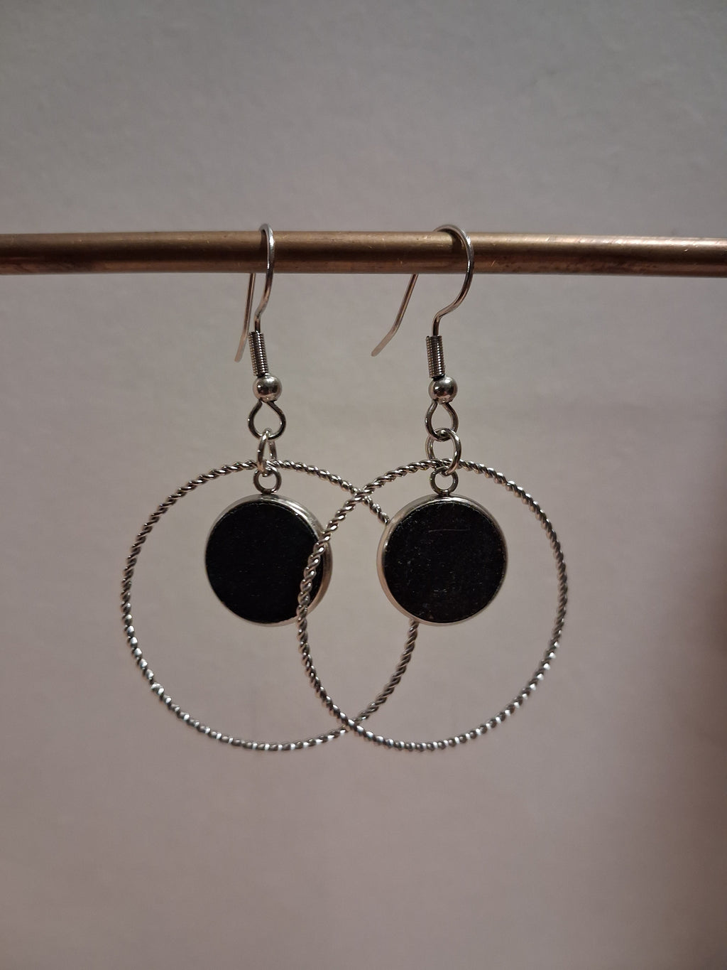 Boucles d'oreilles artisanales en bois et acier inoxydable.