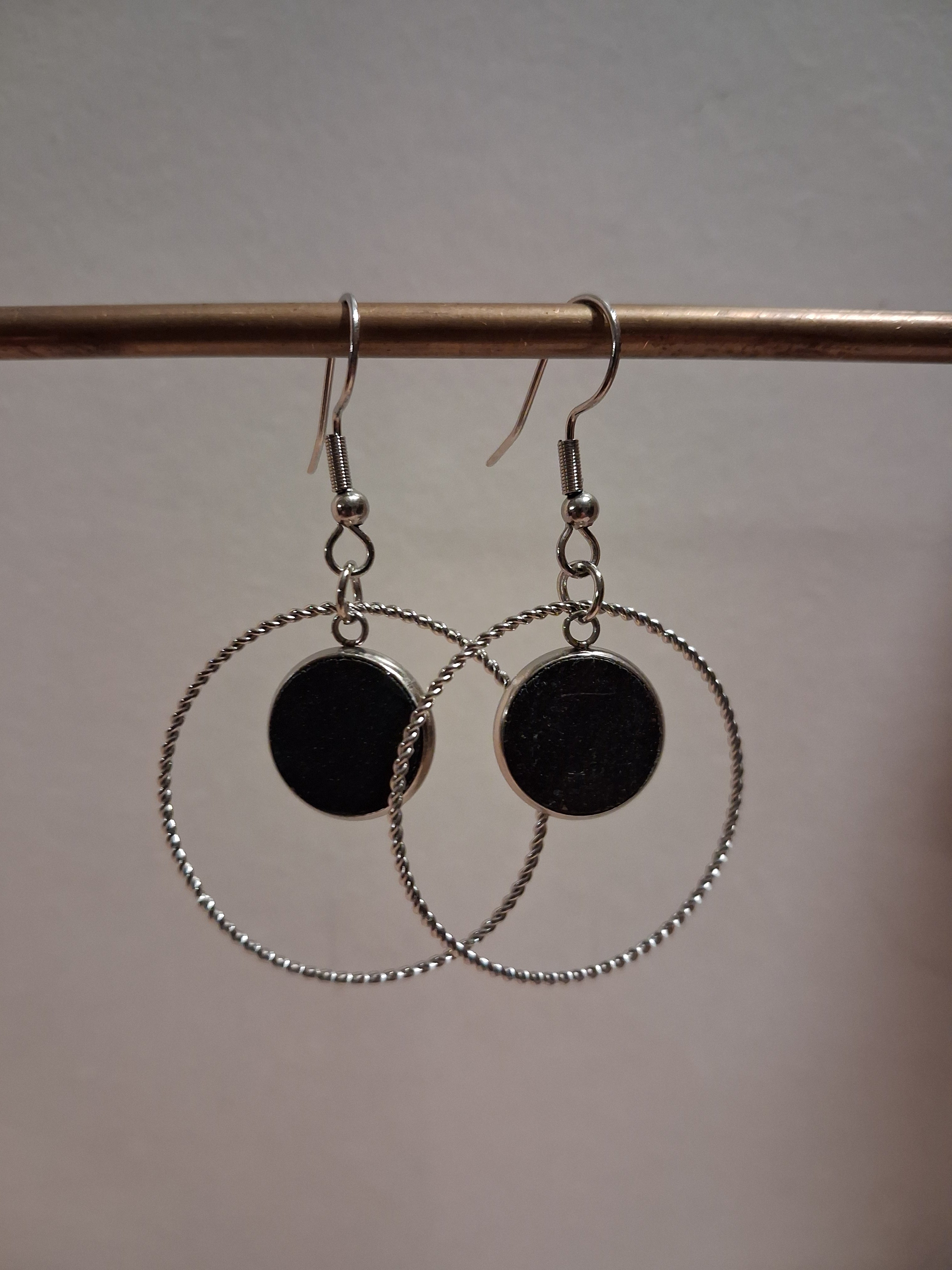 Boucles d'oreilles artisanales en bois et acier inoxydable.