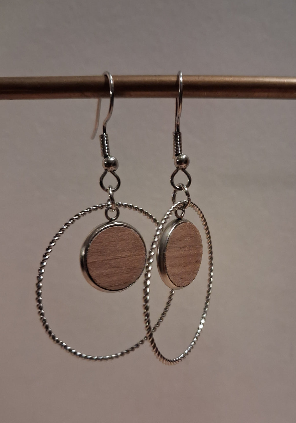 Boucles d'oreilles artisanales en bois et acier inoxydable.