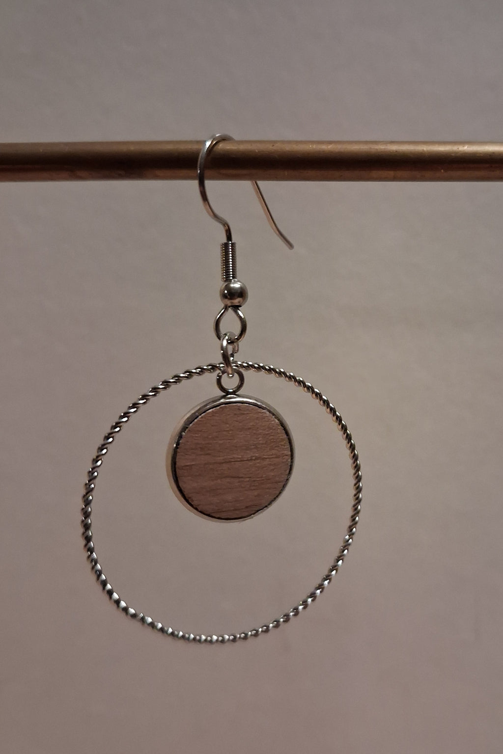 Boucles d'oreilles artisanales en bois et acier inoxydable.