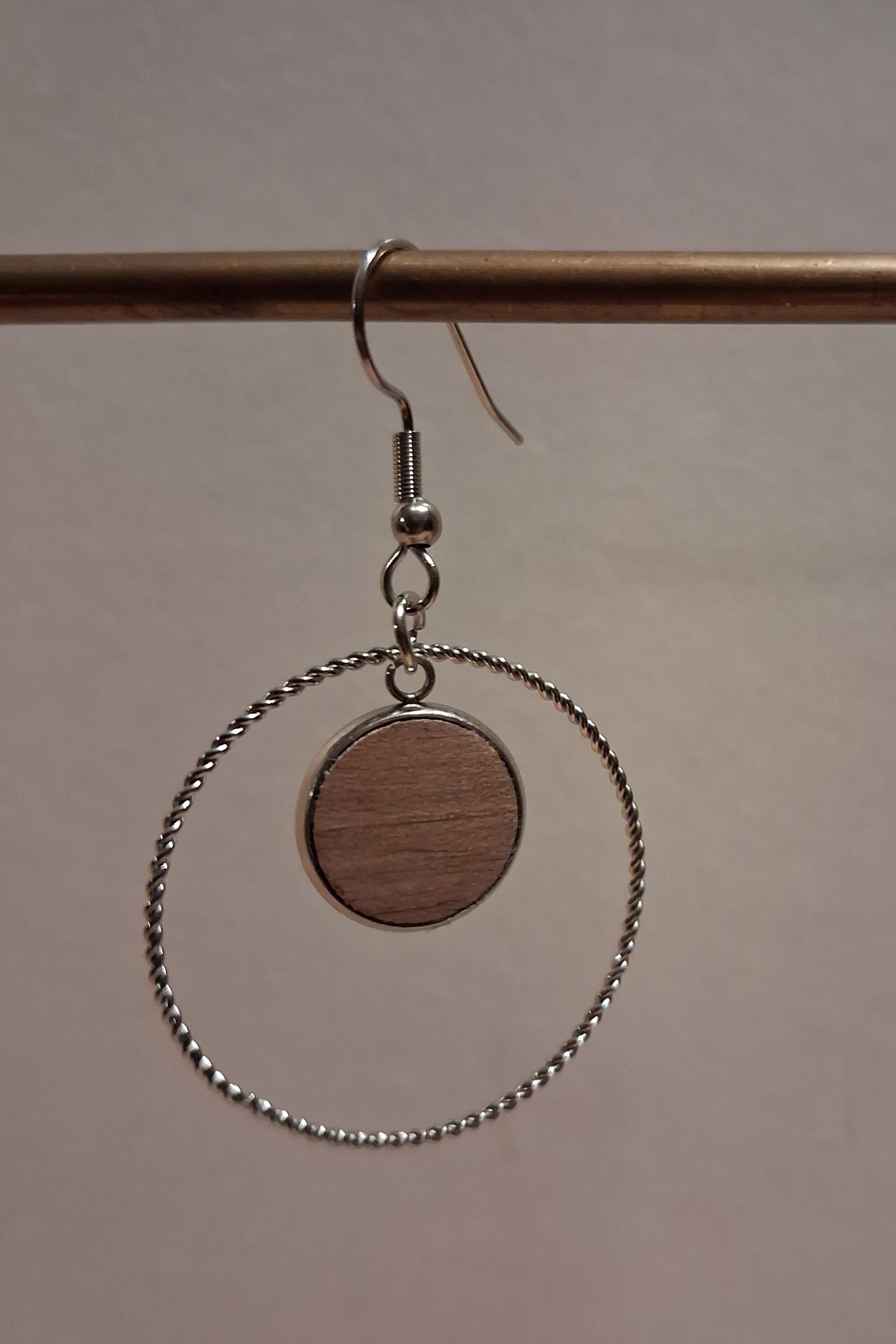 Boucles d'oreilles artisanales en bois et acier inoxydable.
