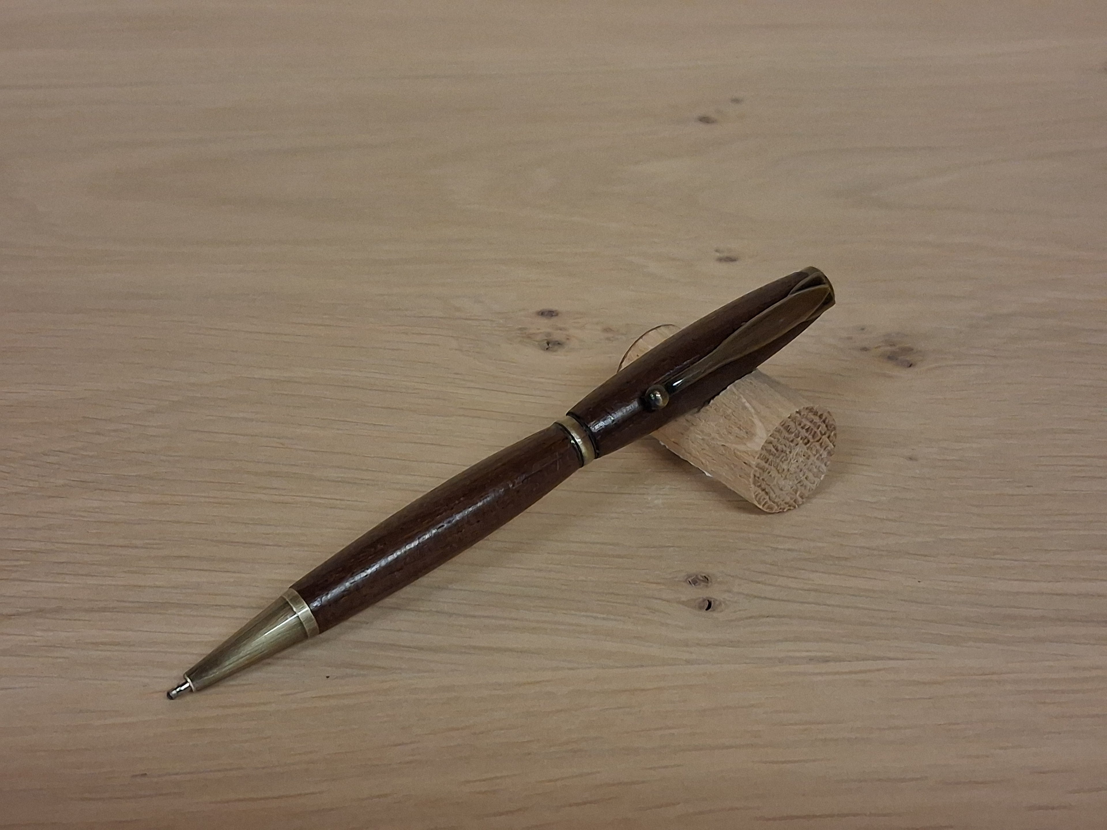 Stylo en palissandre - Métal finition bronze.