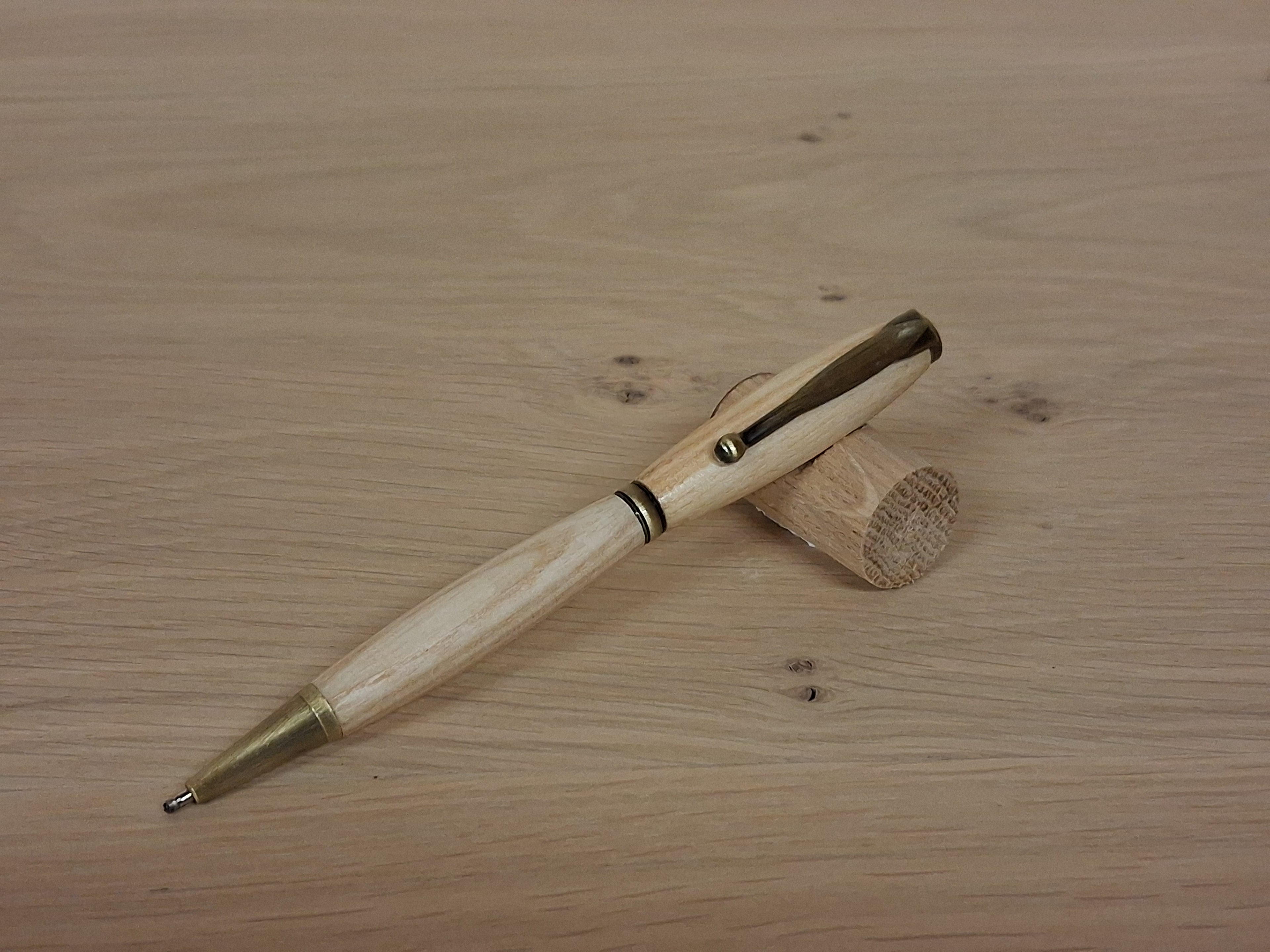 Stylo en frêne - Métal finition bronze.