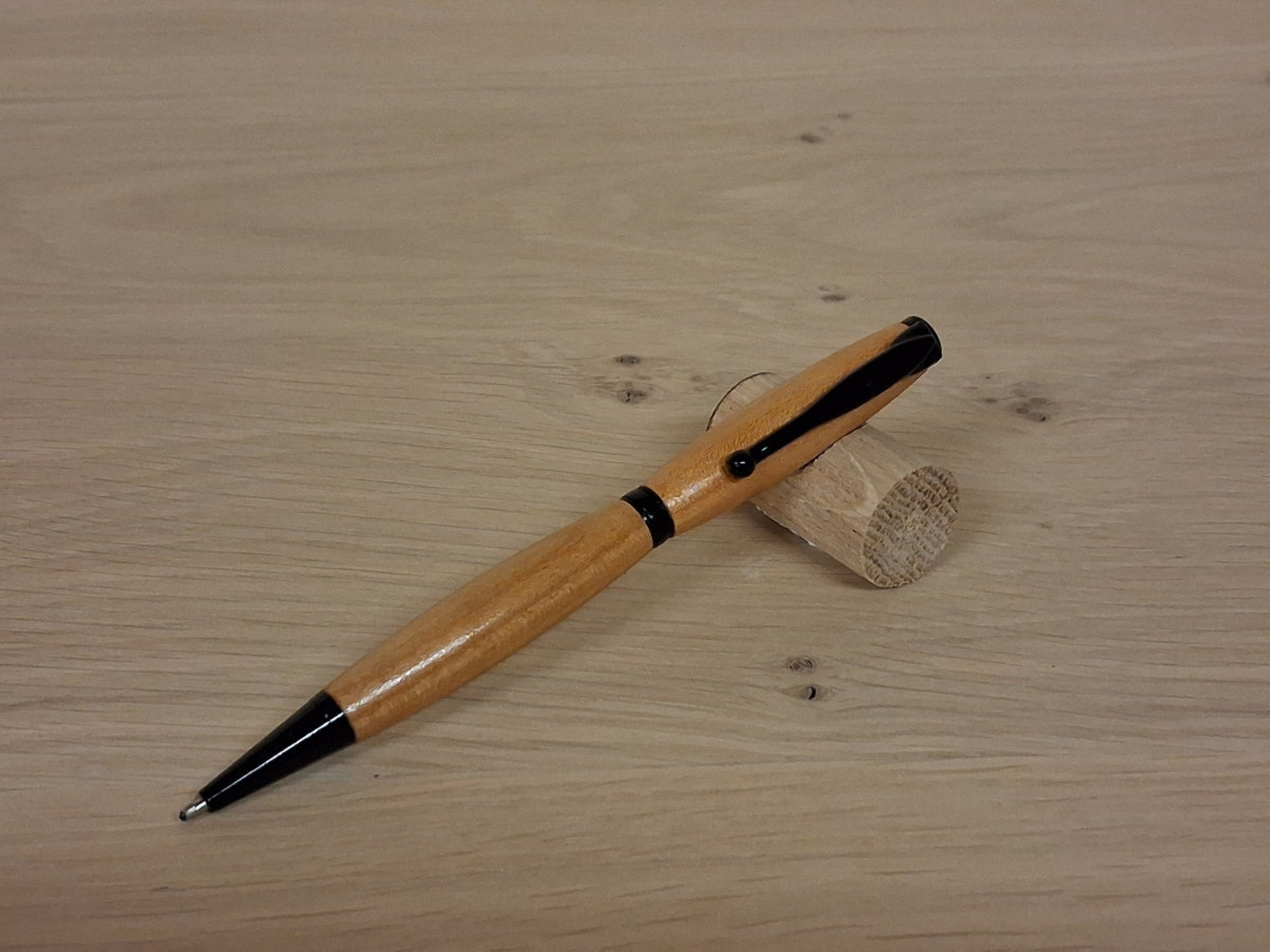 Stylo en merisier - Métal noir.