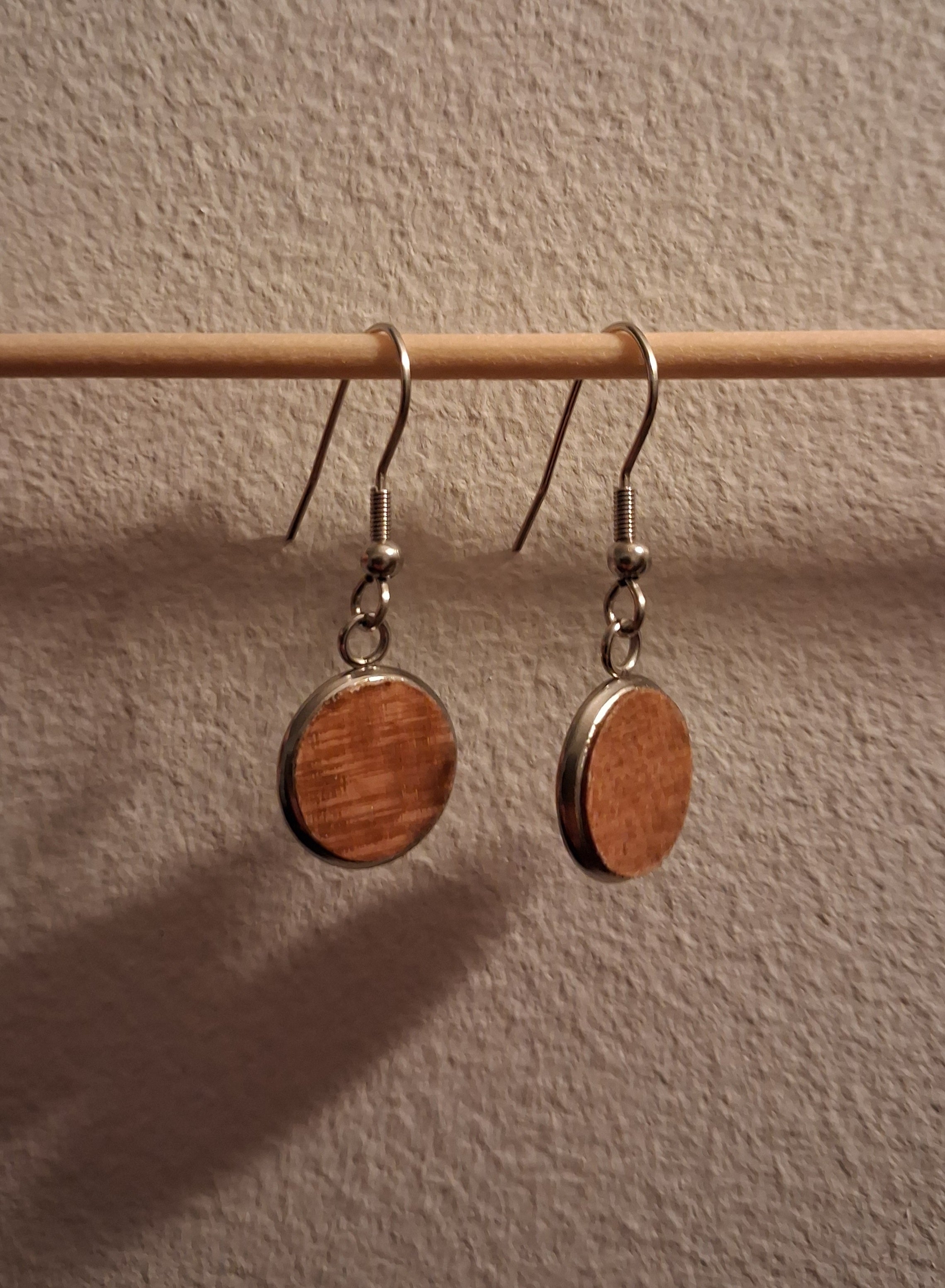 Boucles d'oreilles artisanales en bois et acier inoxydable.