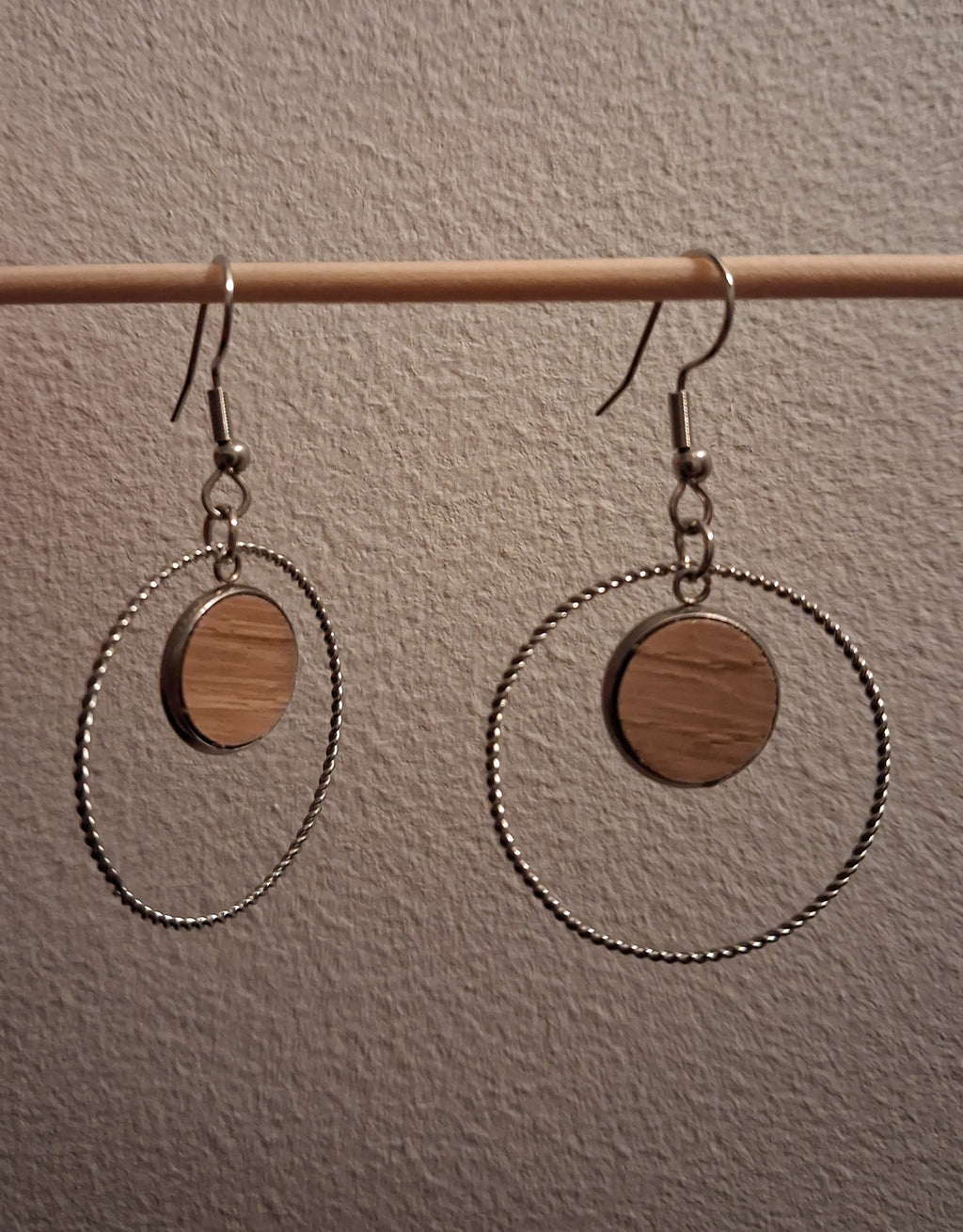 Boucles d'oreilles artisanales en bois et acier inoxydable.