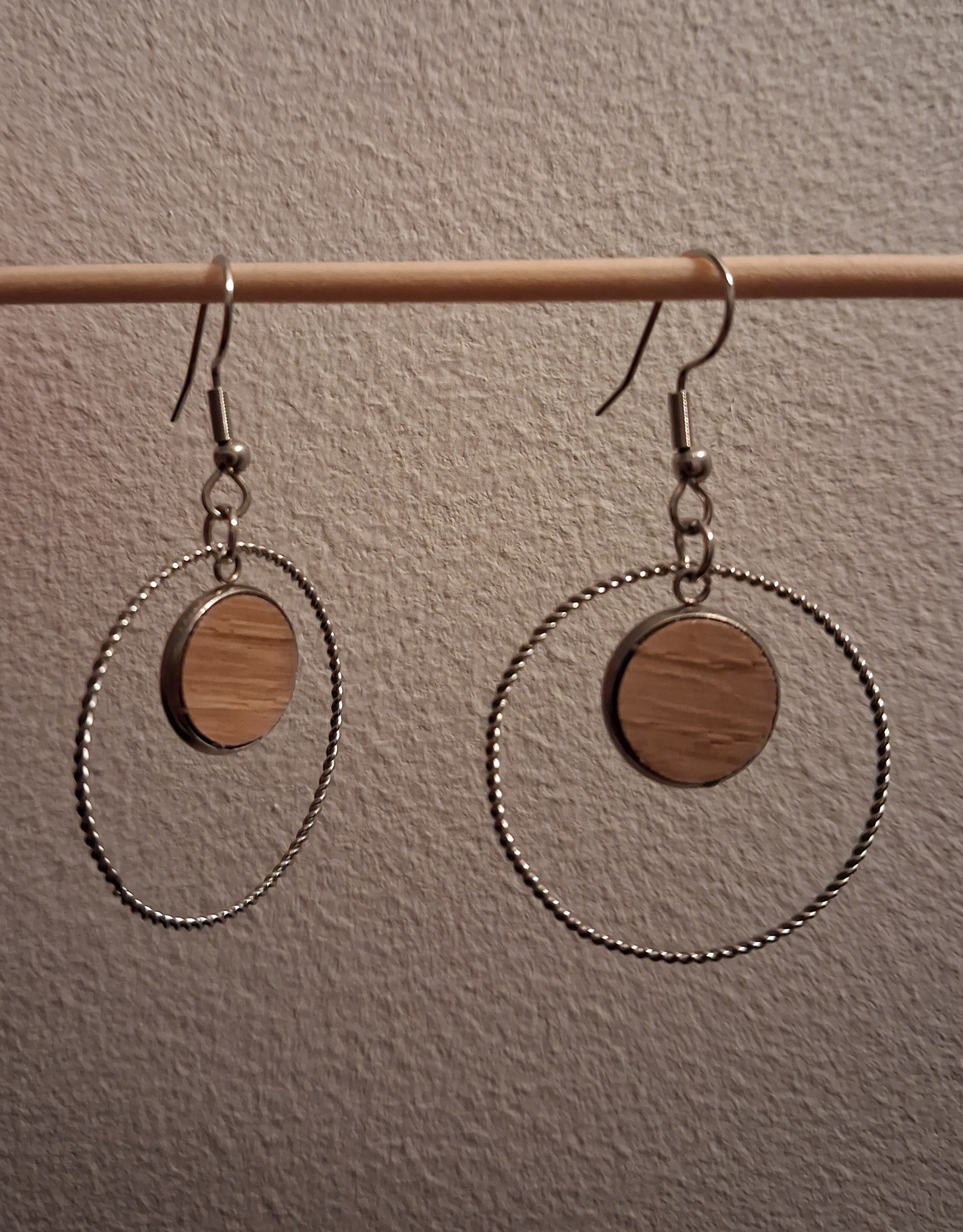 Boucles d'oreilles artisanales en bois et acier inoxydable.