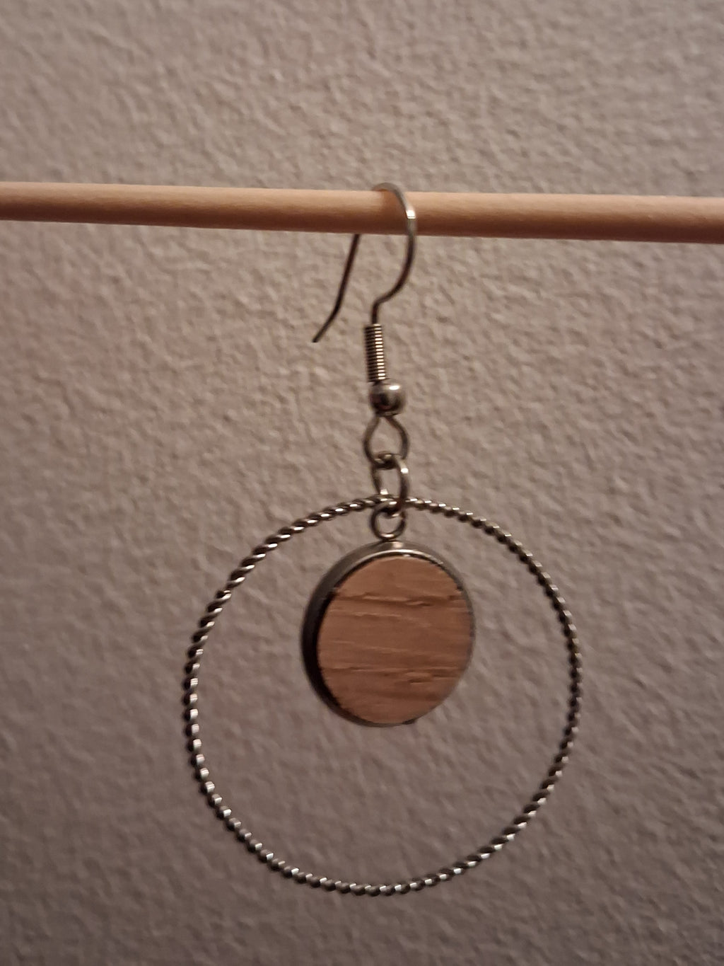 Boucles d'oreilles artisanales en bois et acier inoxydable.