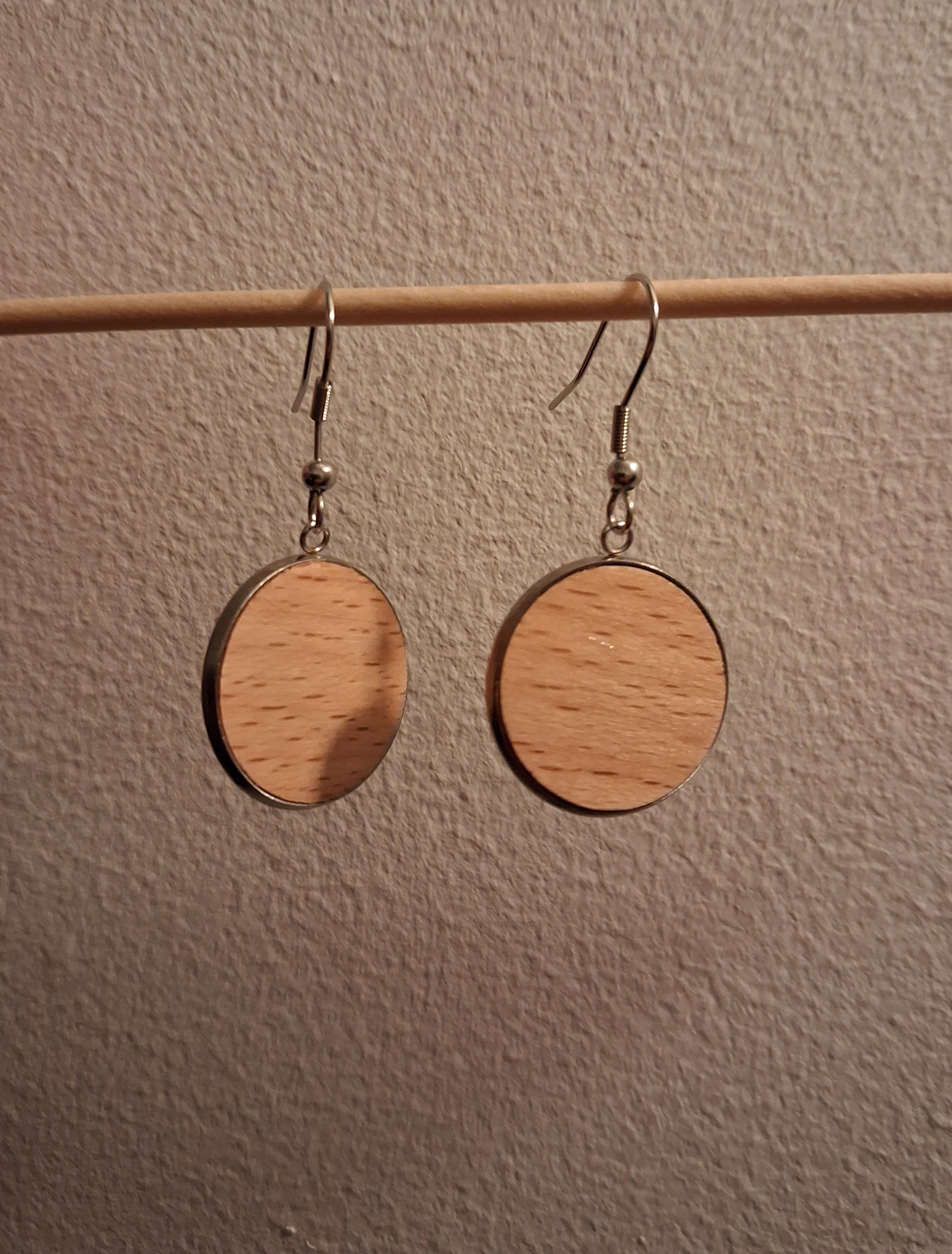 Boucles d'oreilles artisanales en bois et acier inoxydable.
