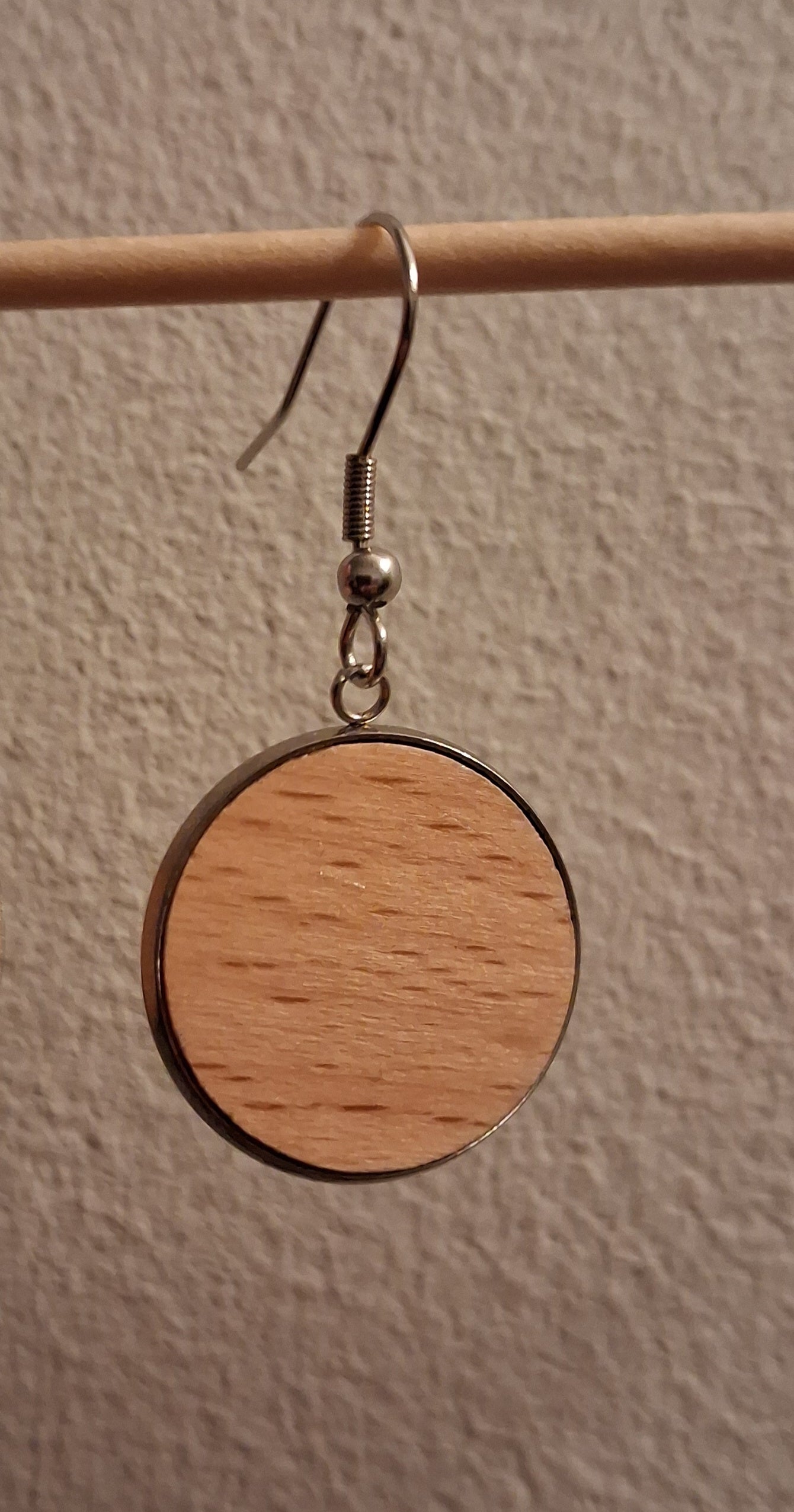 Boucles d'oreilles artisanales en bois et acier inoxydable.