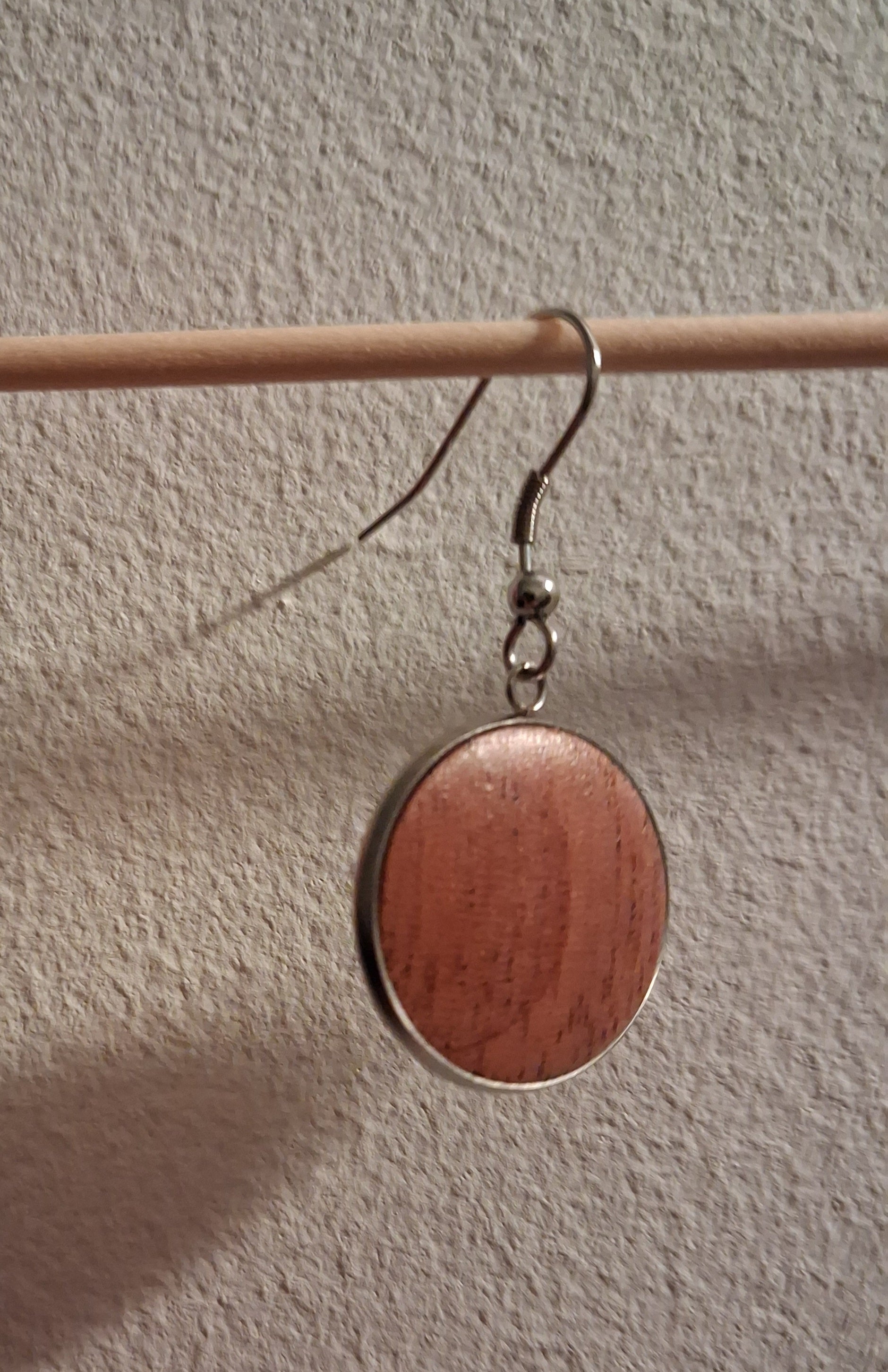Boucles d'oreilles artisanales en bois et acier inoxydable.