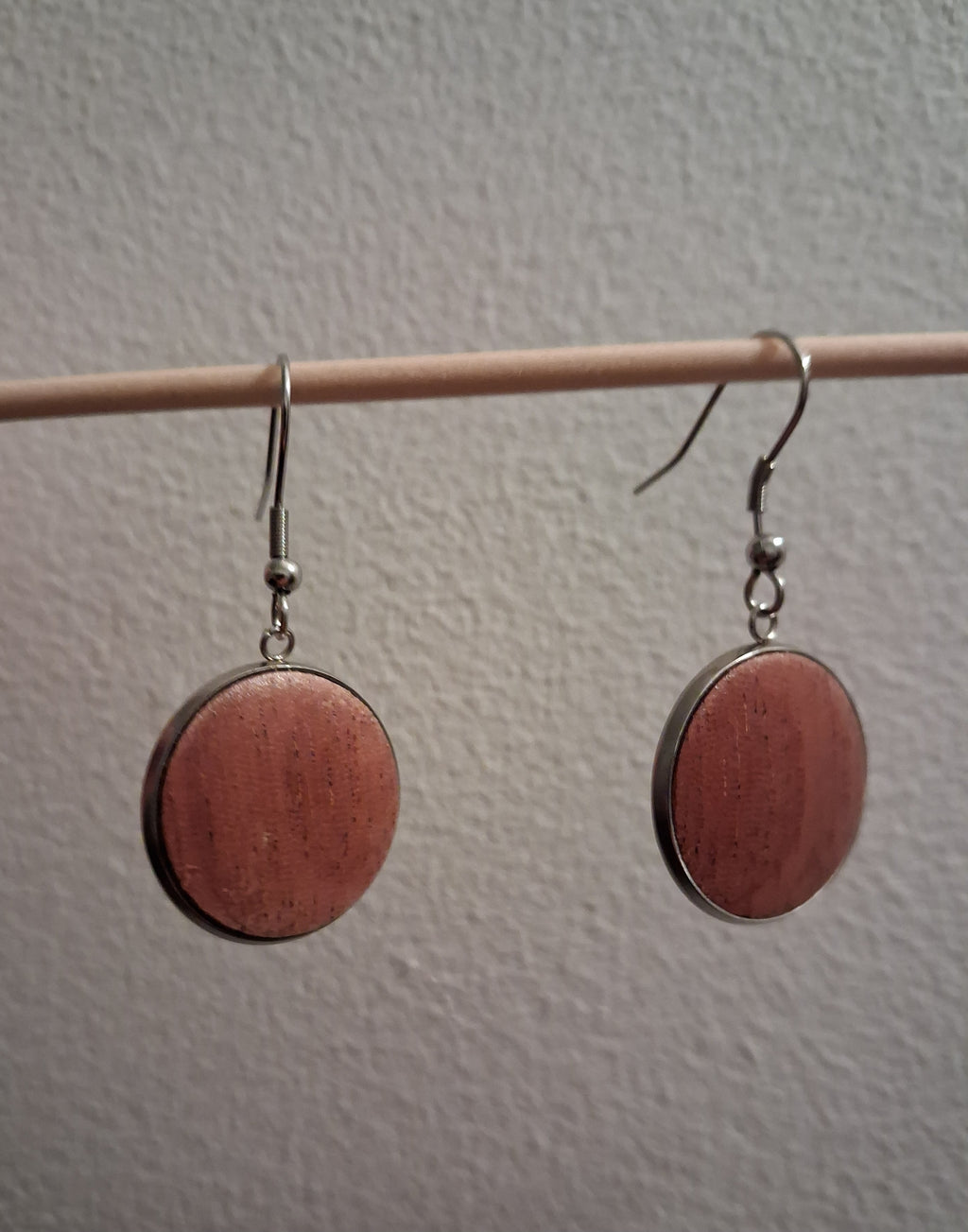 Boucles d'oreilles artisanales en bois et acier inoxydable.