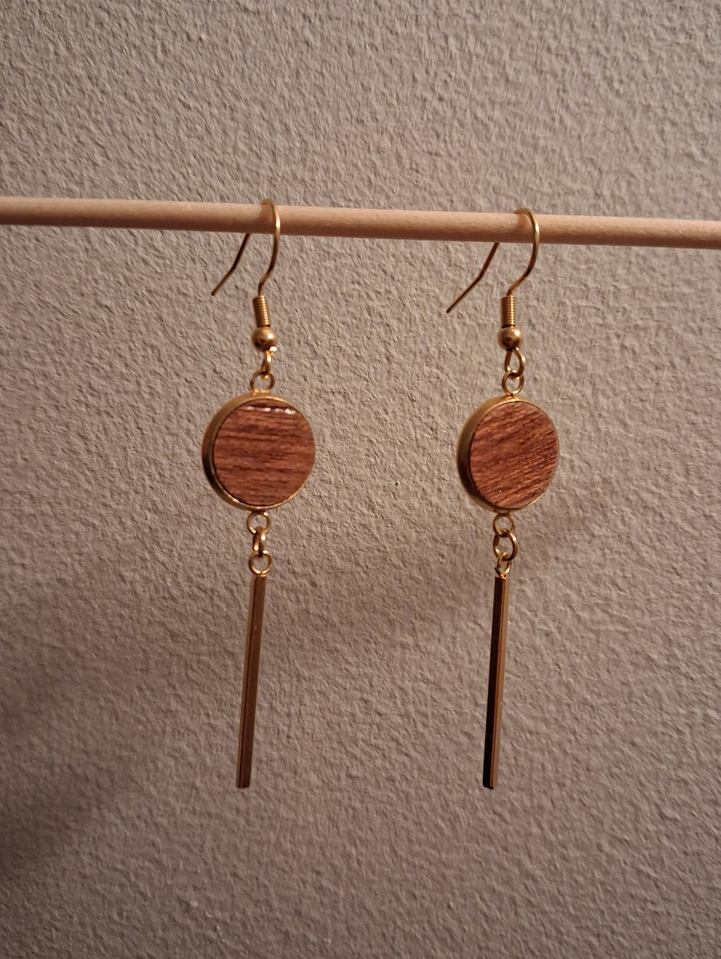 Boucles d'oreilles artisanales en bois et acier inoxydable.