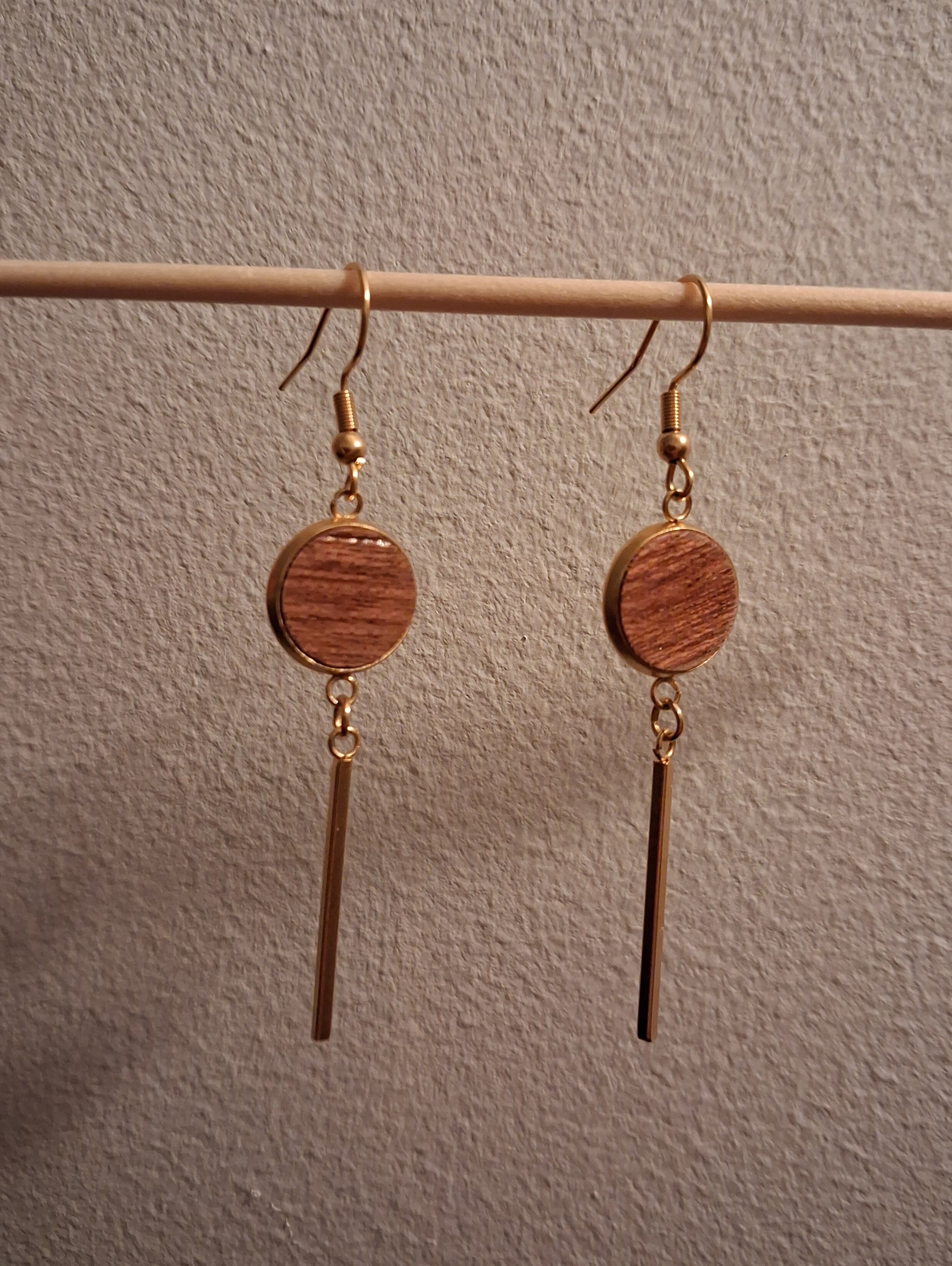 Boucles d'oreilles artisanales en bois et acier inoxydable.