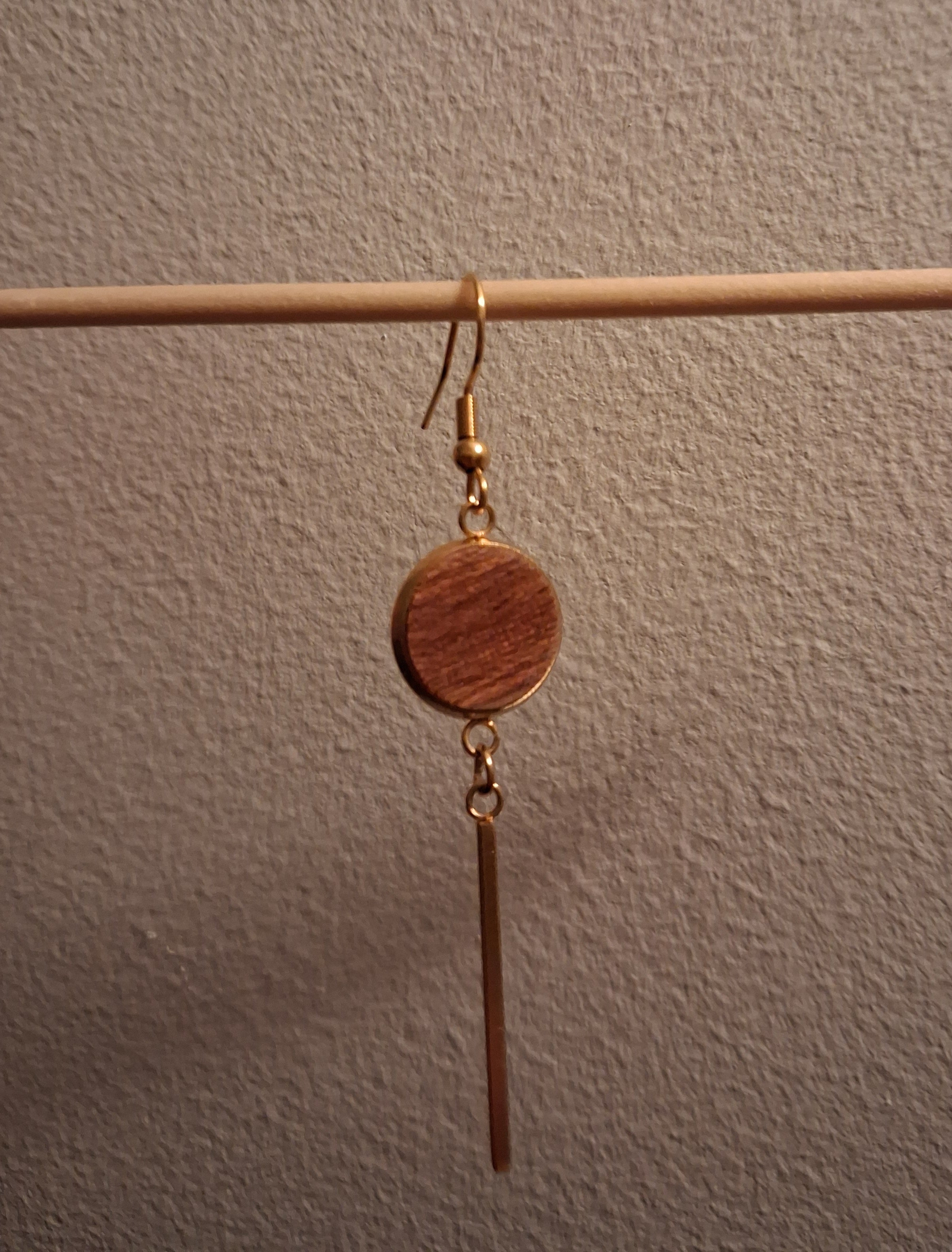 Boucles d'oreilles artisanales en bois et acier inoxydable.