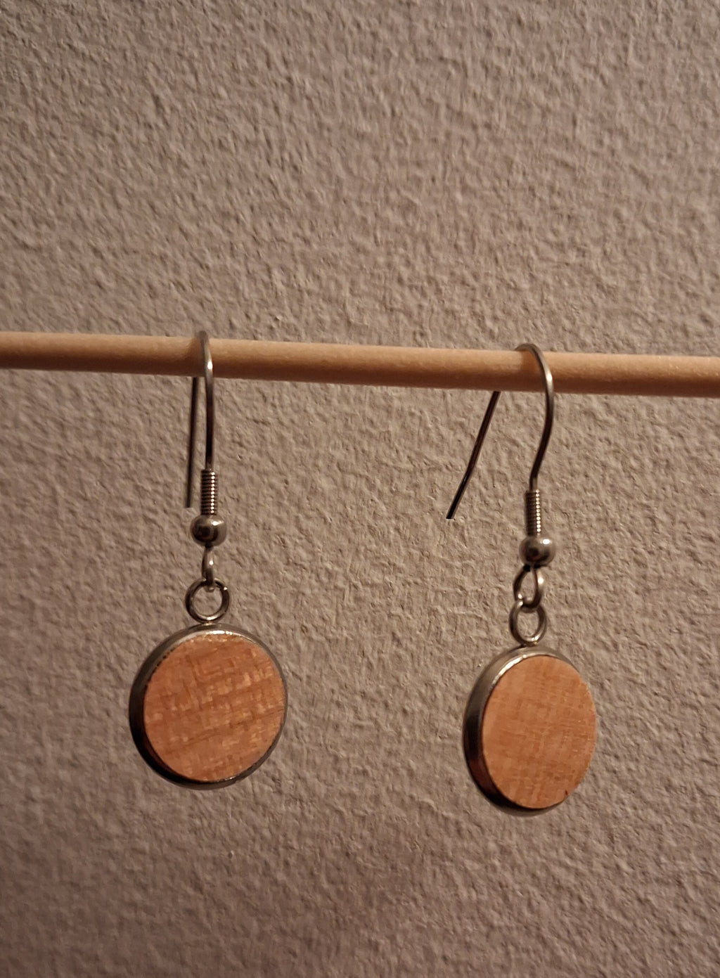 Boucles d'oreilles artisanales en bois et acier inoxydable.