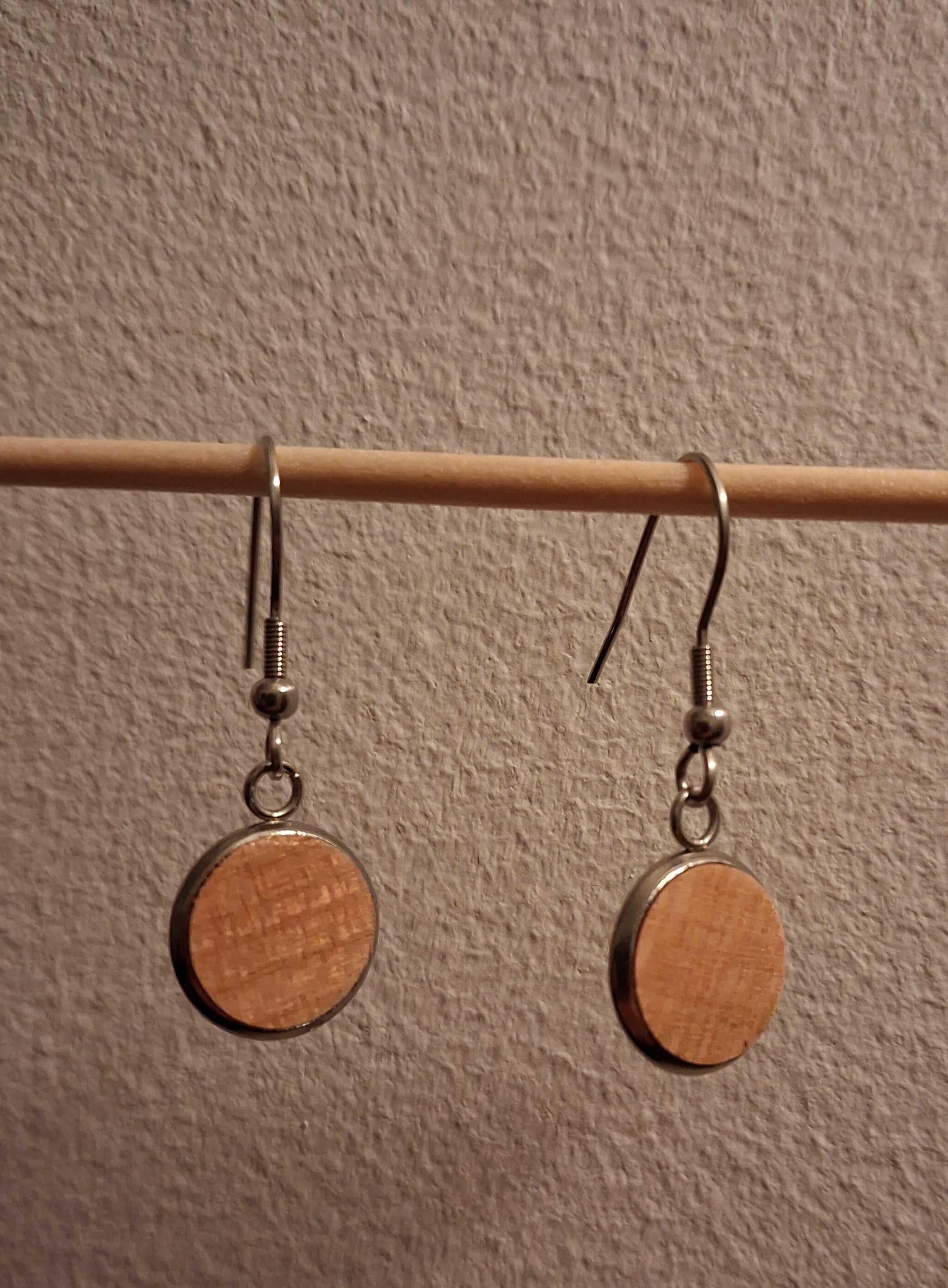 Boucles d'oreilles artisanales en bois et acier inoxydable.