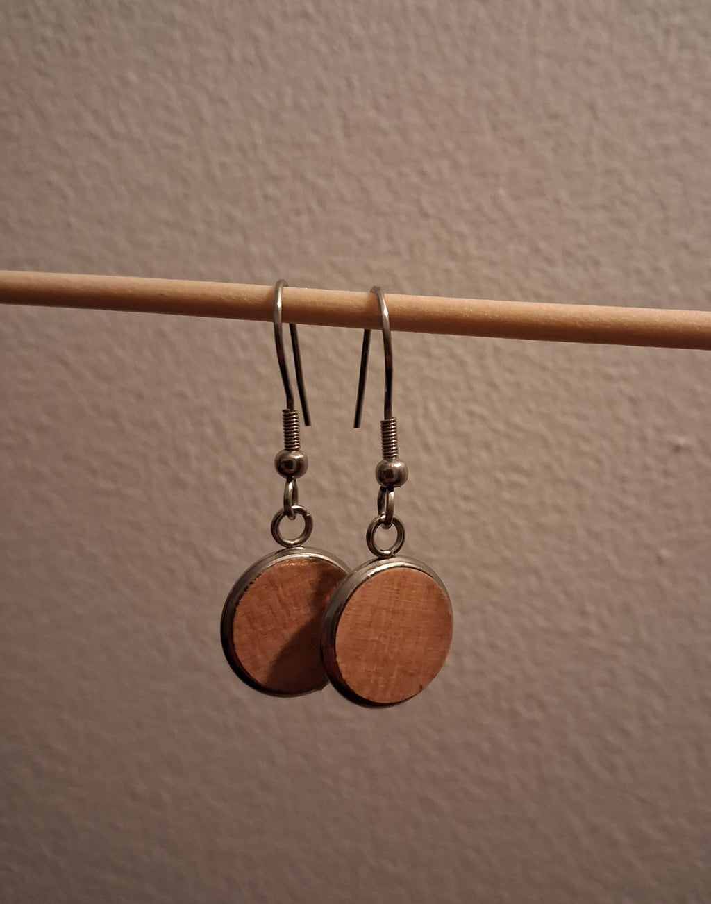 Boucles d'oreilles artisanales en bois et acier inoxydable.
