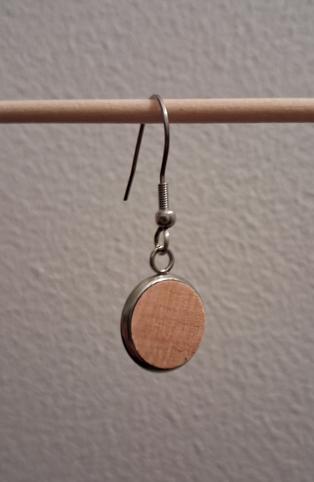 Boucles d'oreilles artisanales en bois et acier inoxydable.