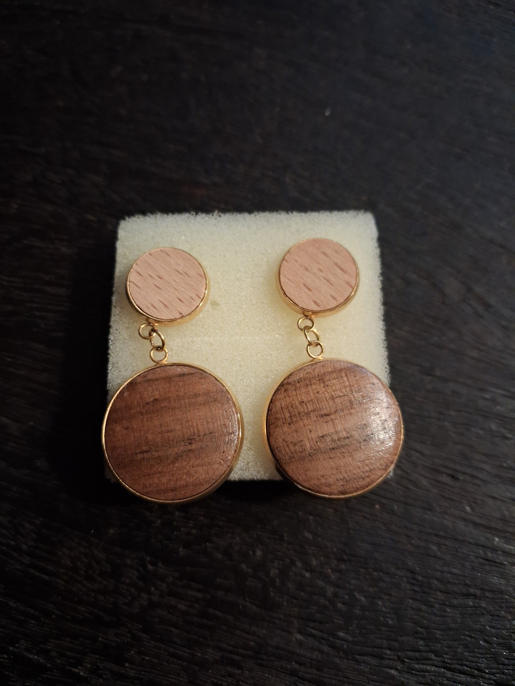 Boucles d'oreilles artisanales en bois et acier inoxydable.