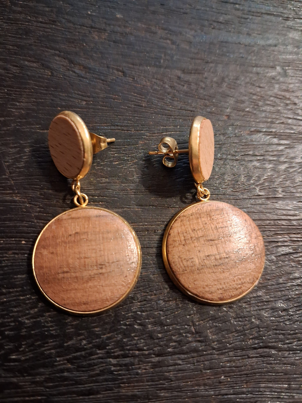 Boucles d'oreilles artisanales en bois et acier inoxydable.
