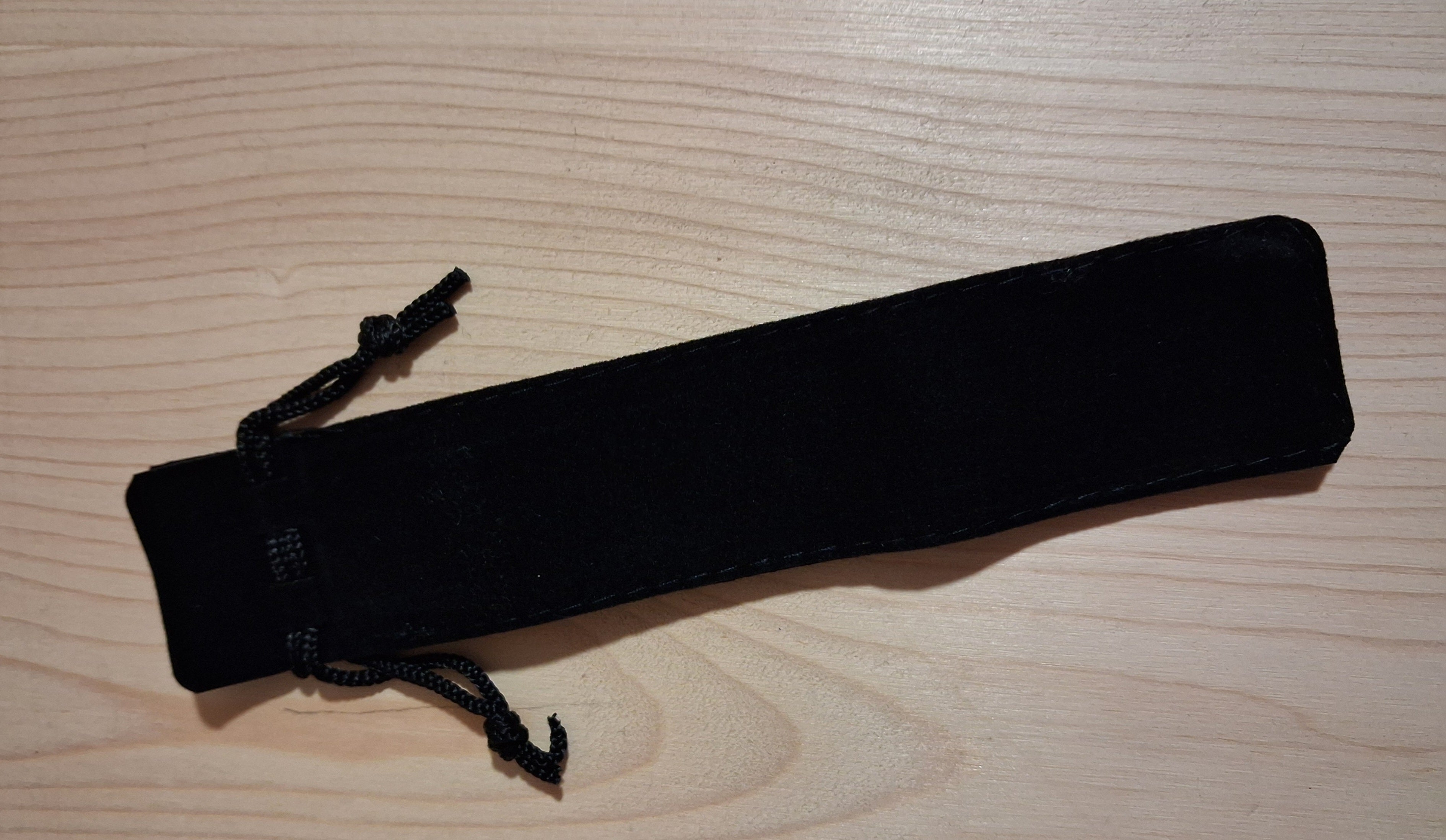 Stylo en acajou- Métal noir.