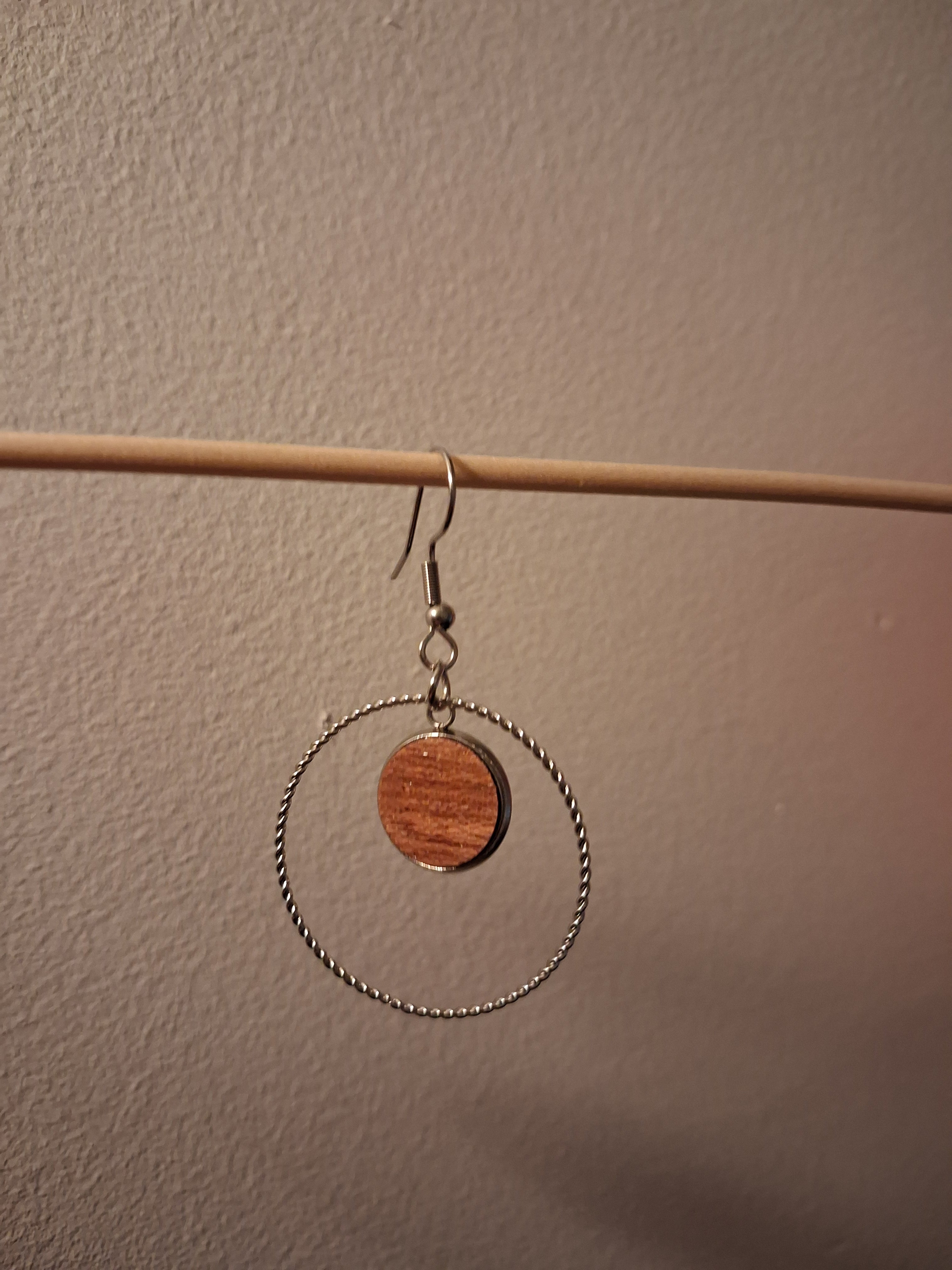 Boucles d'oreilles artisanales en bois et acier inoxydable.