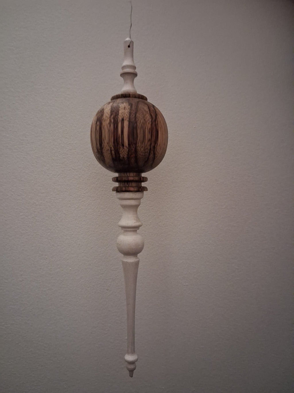 Boule de Noël artisanale - fraké et hêtre blanchi