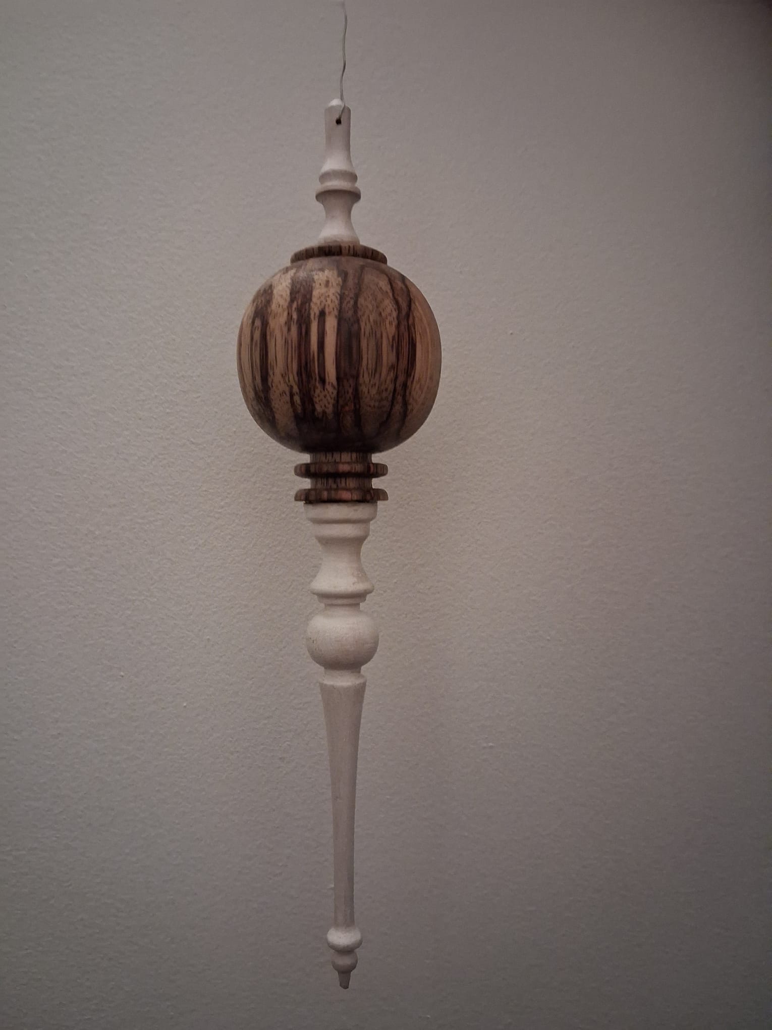 Boule de Noël artisanale - fraké et hêtre blanchi