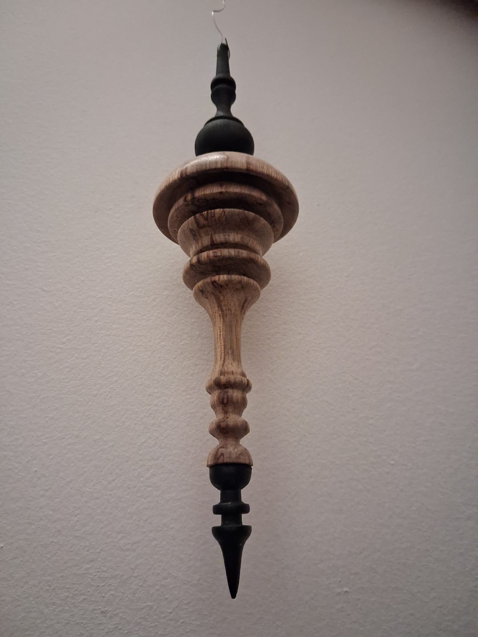 Boule de Noël artisanale - fraké et hêtre noirci