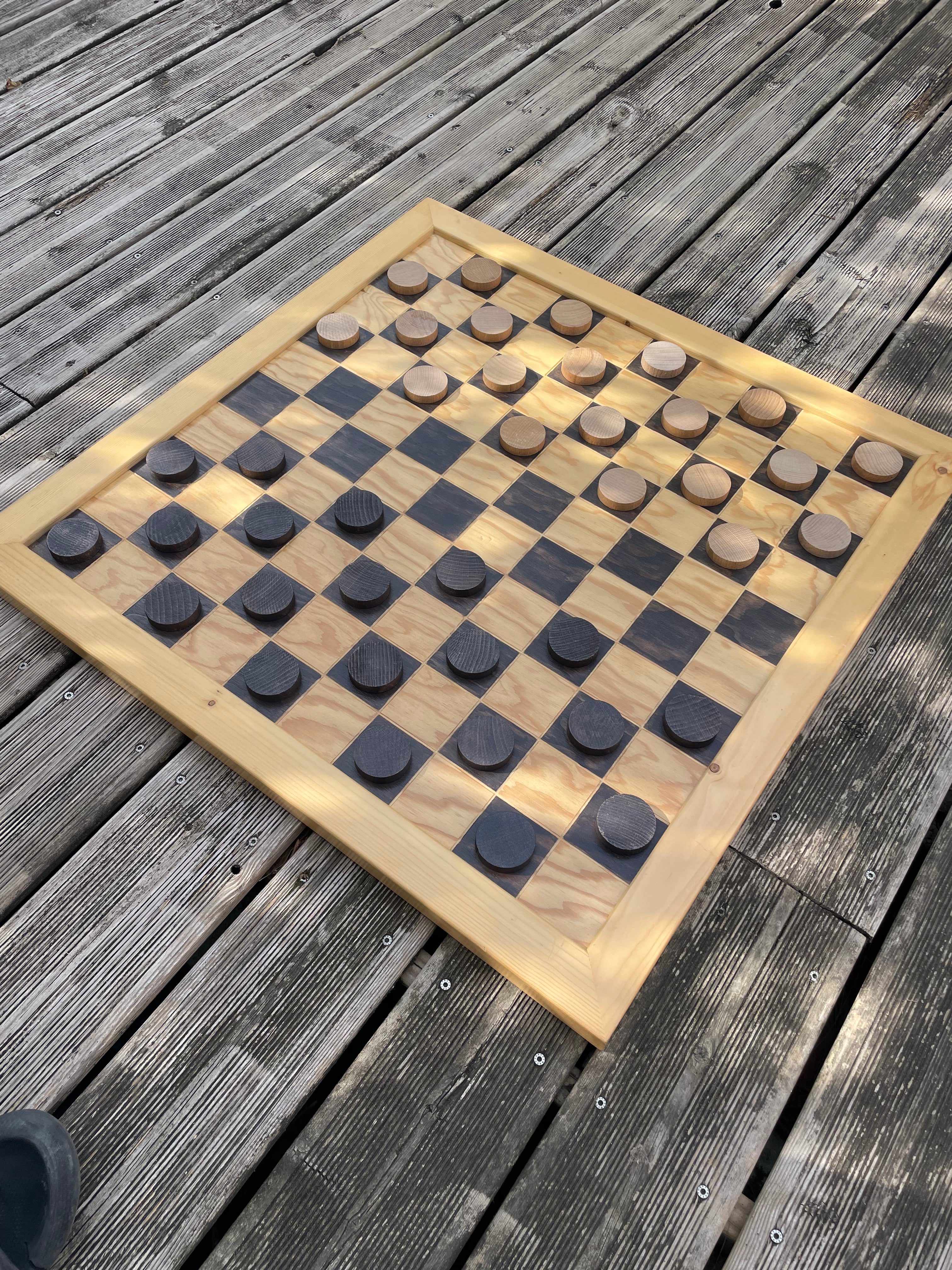 Le jeu de Dames géant – L’élégance du bois massif