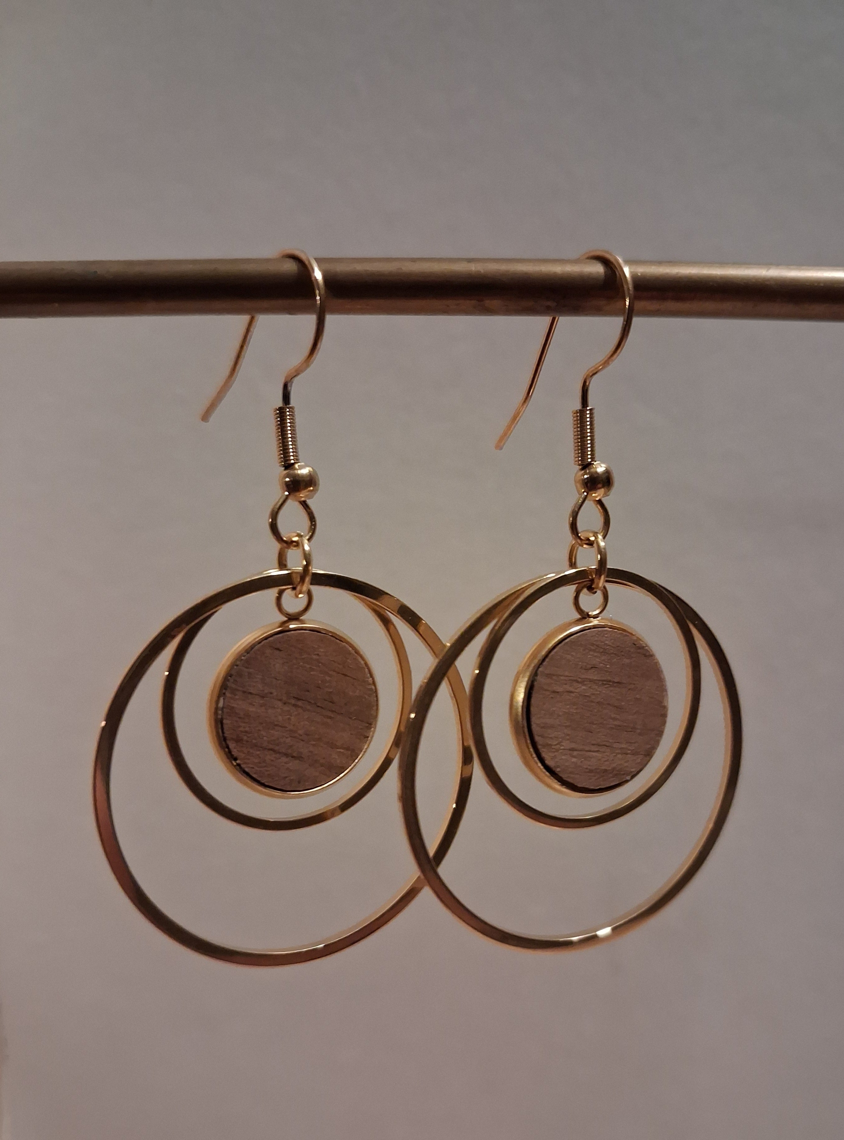 Boucles d'oreilles artisanales en bois et acier inoxydable.