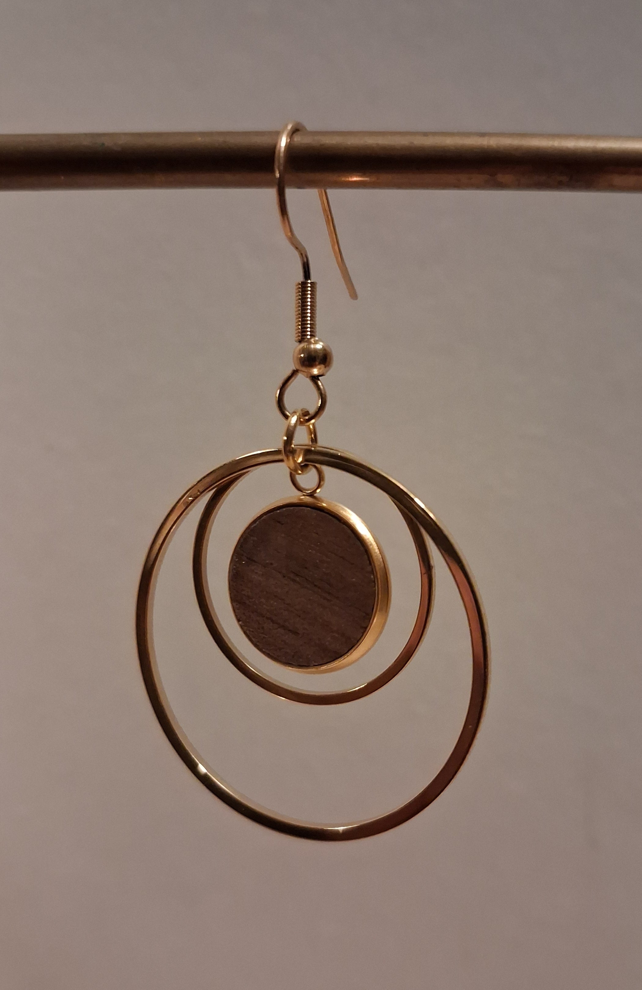 Boucles d'oreilles artisanales en bois et acier inoxydable.