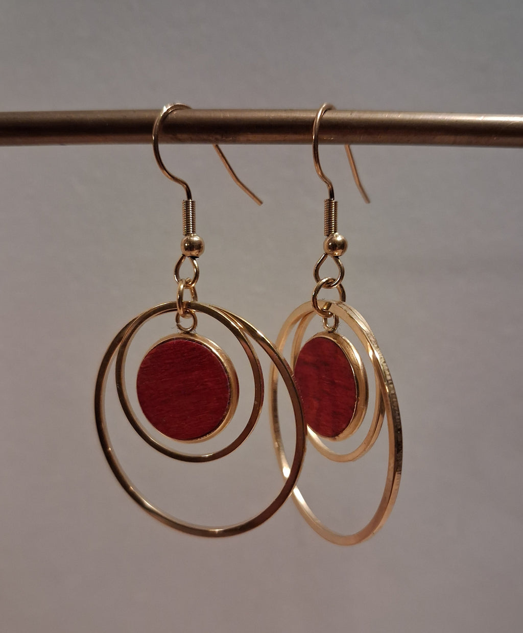 Boucles d'oreilles artisanales en bois et acier inoxydable.