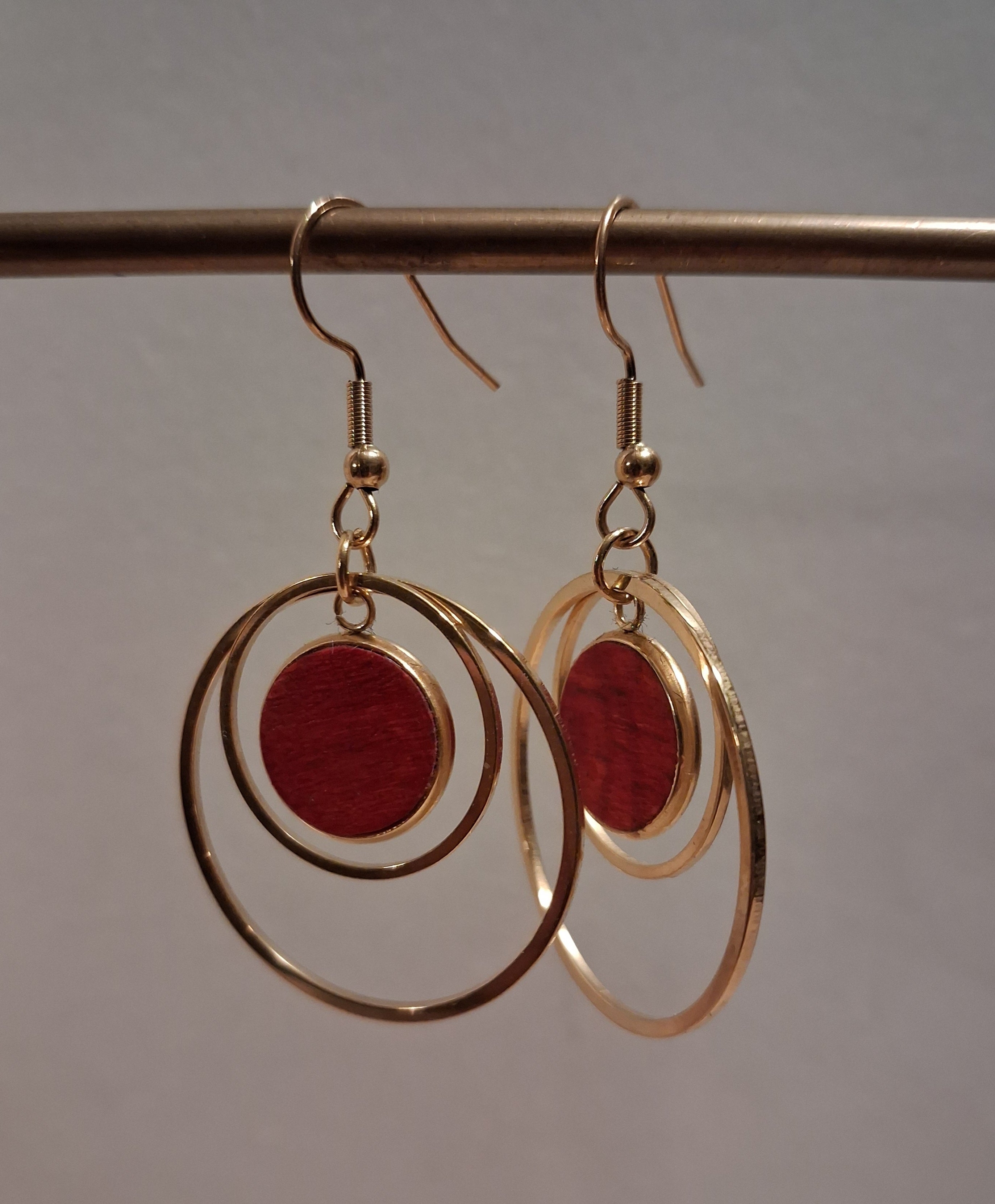 Boucles d'oreilles artisanales en bois et acier inoxydable.