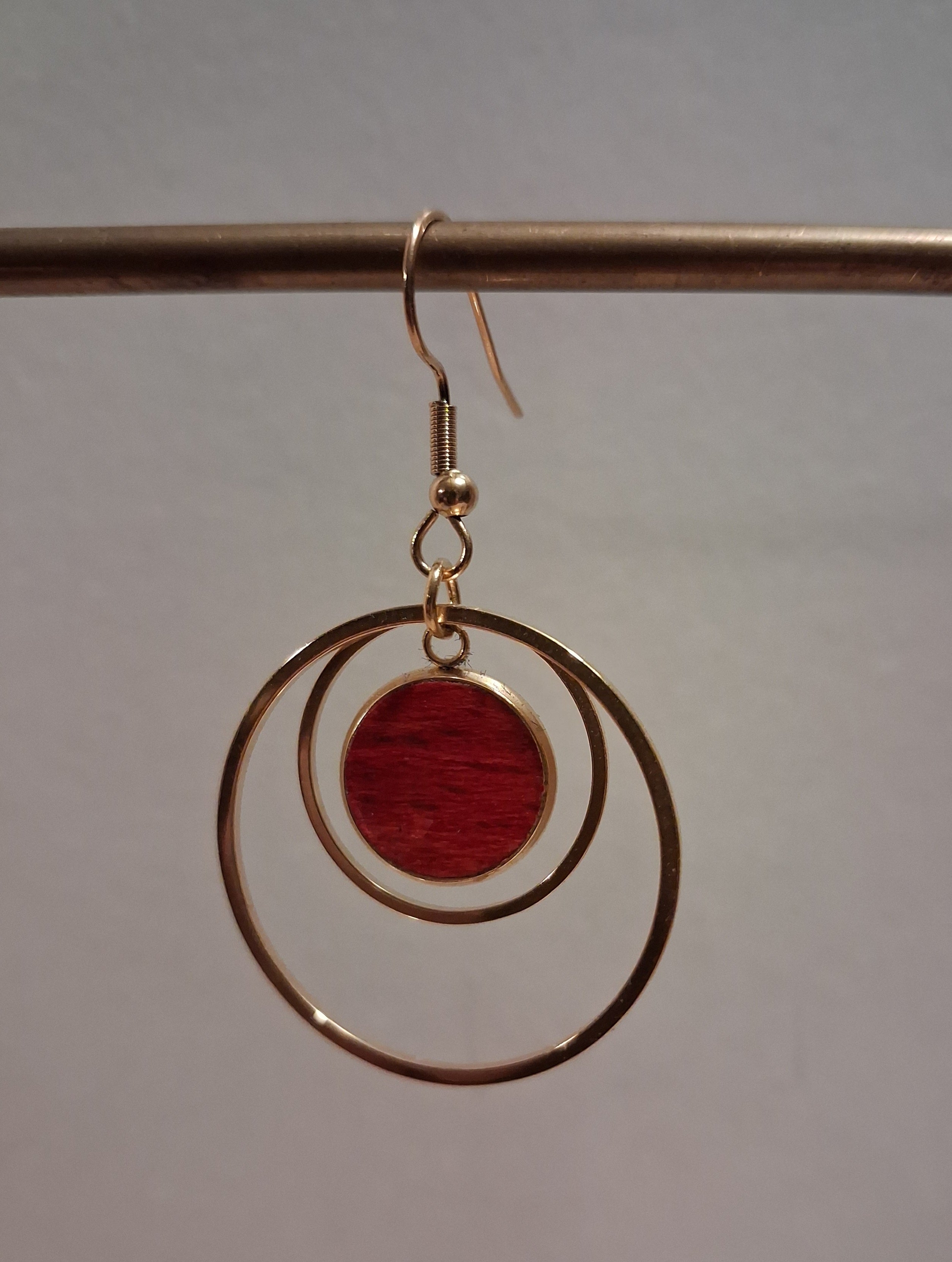 Boucles d'oreilles artisanales en bois et acier inoxydable.