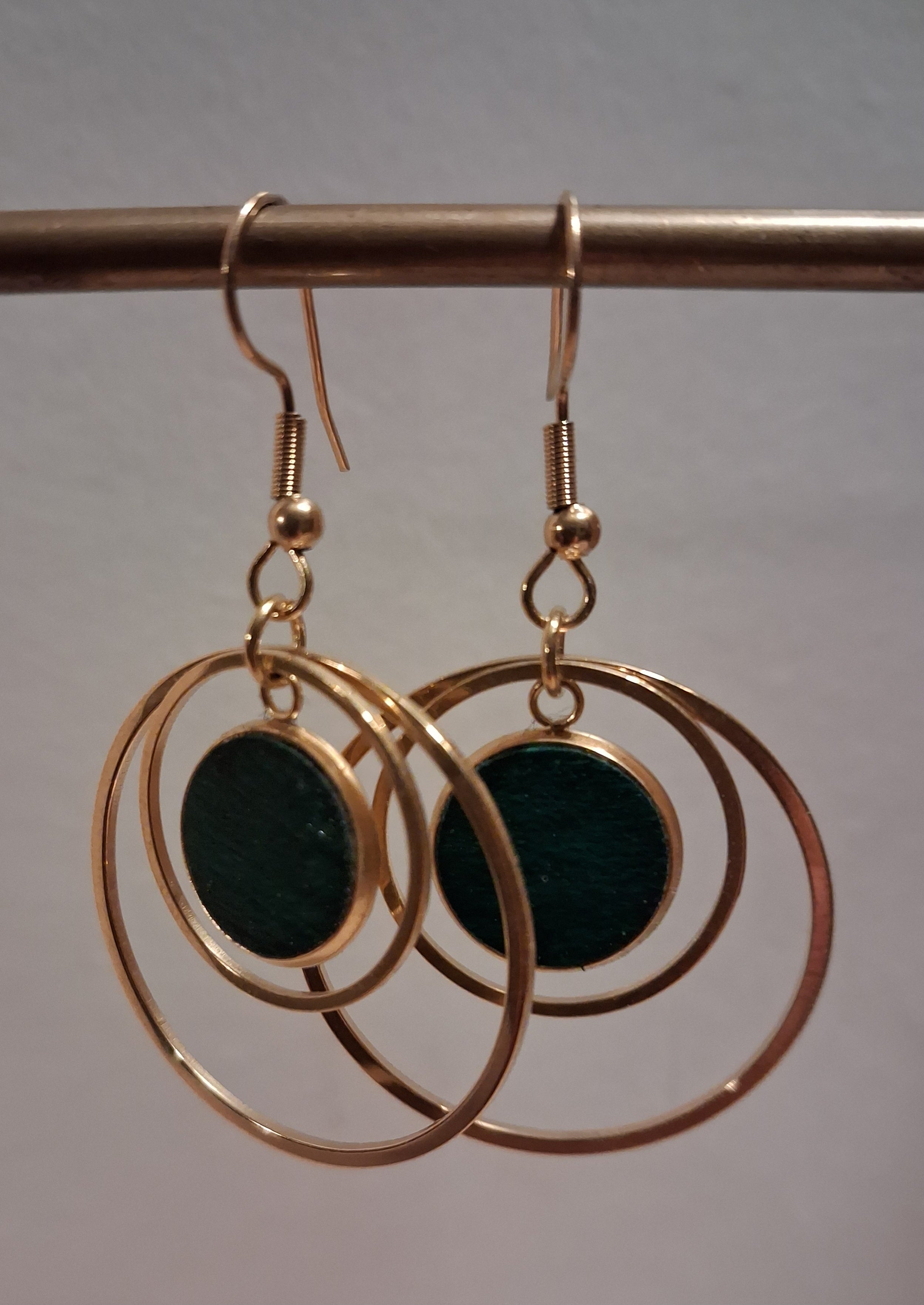 Boucles d'oreilles artisanales en bois et acier inoxydable.