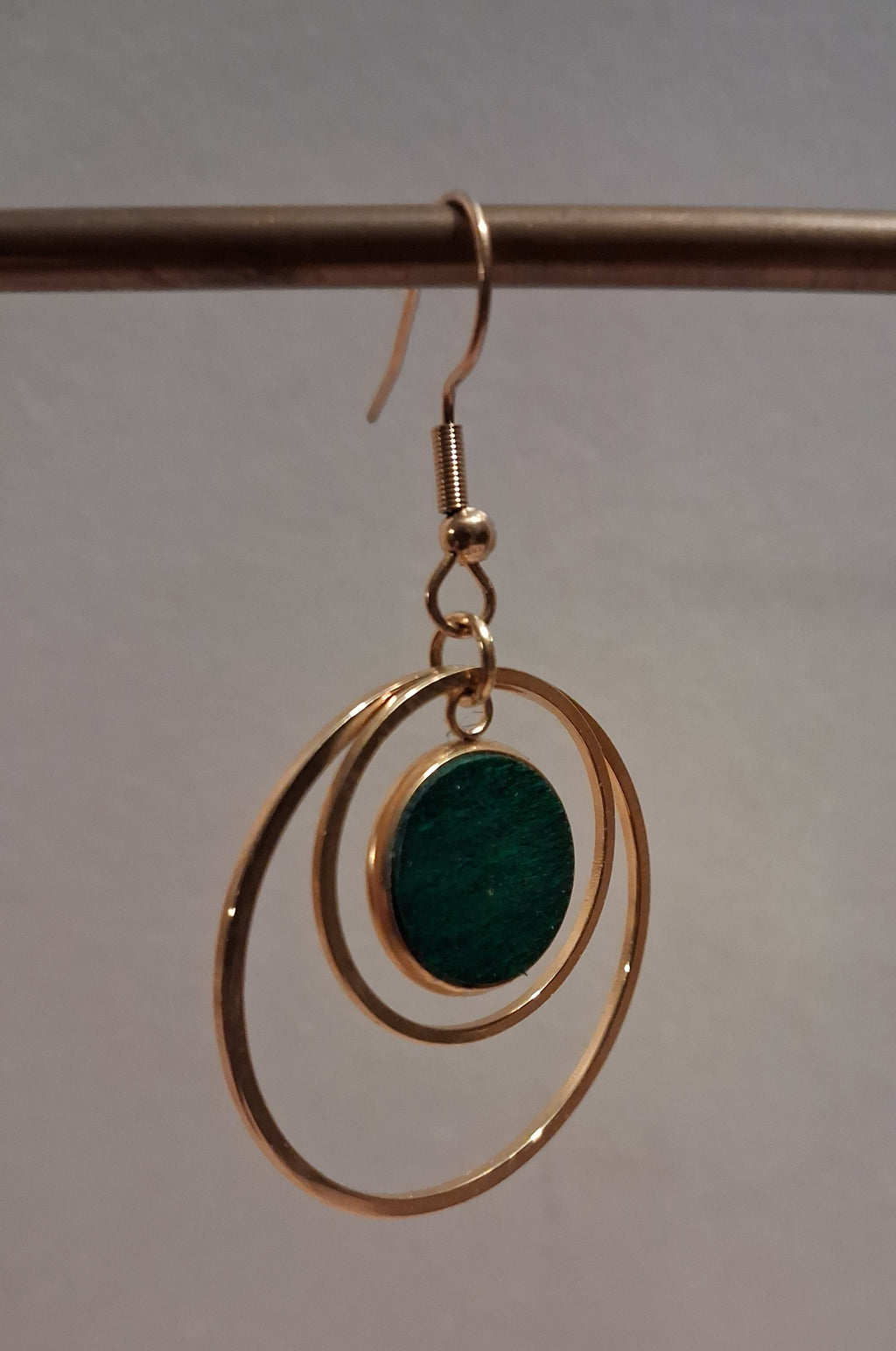 Boucles d'oreilles artisanales en bois et acier inoxydable.