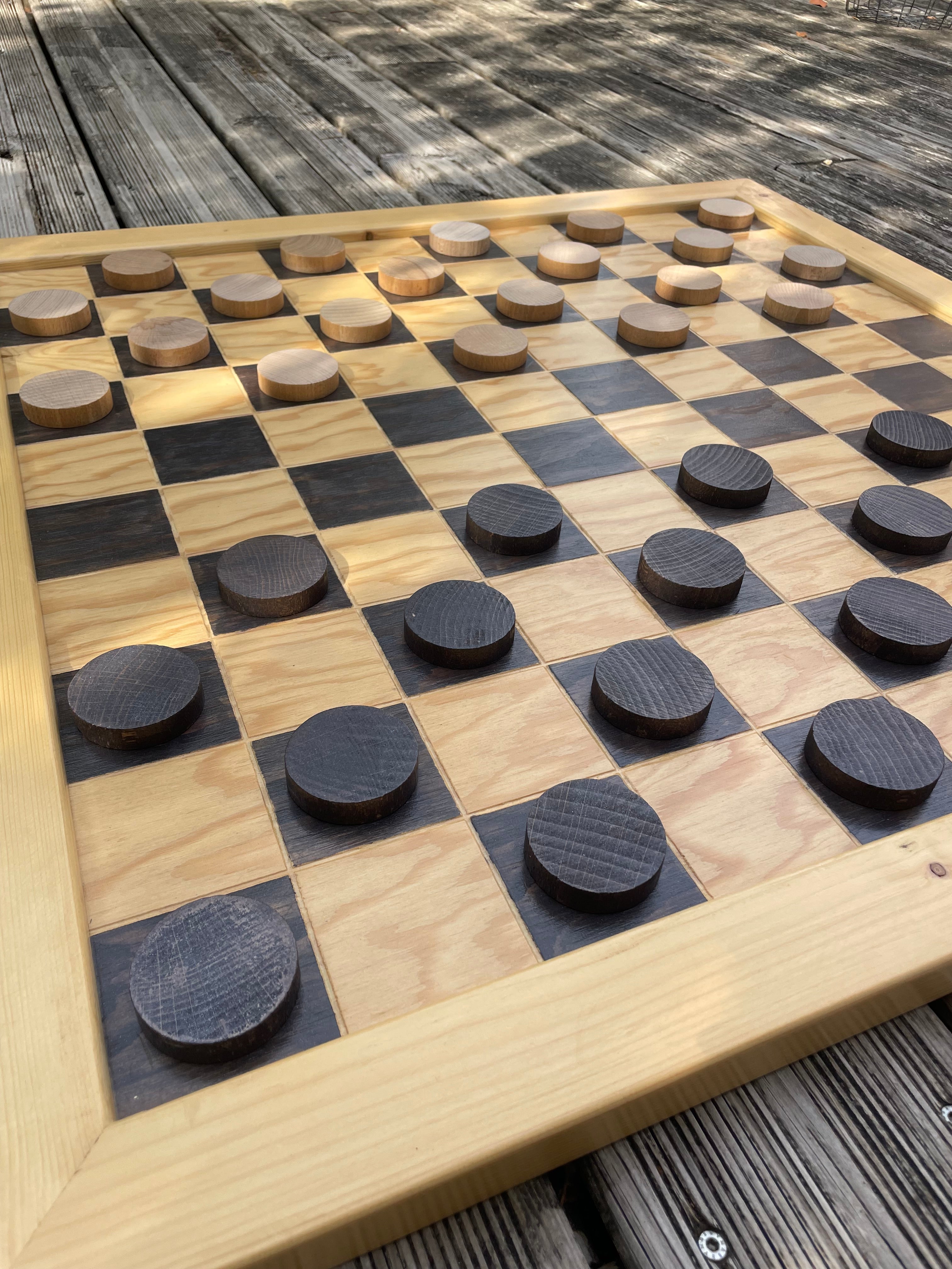 Le jeu de Dames géant – L’élégance du bois massif