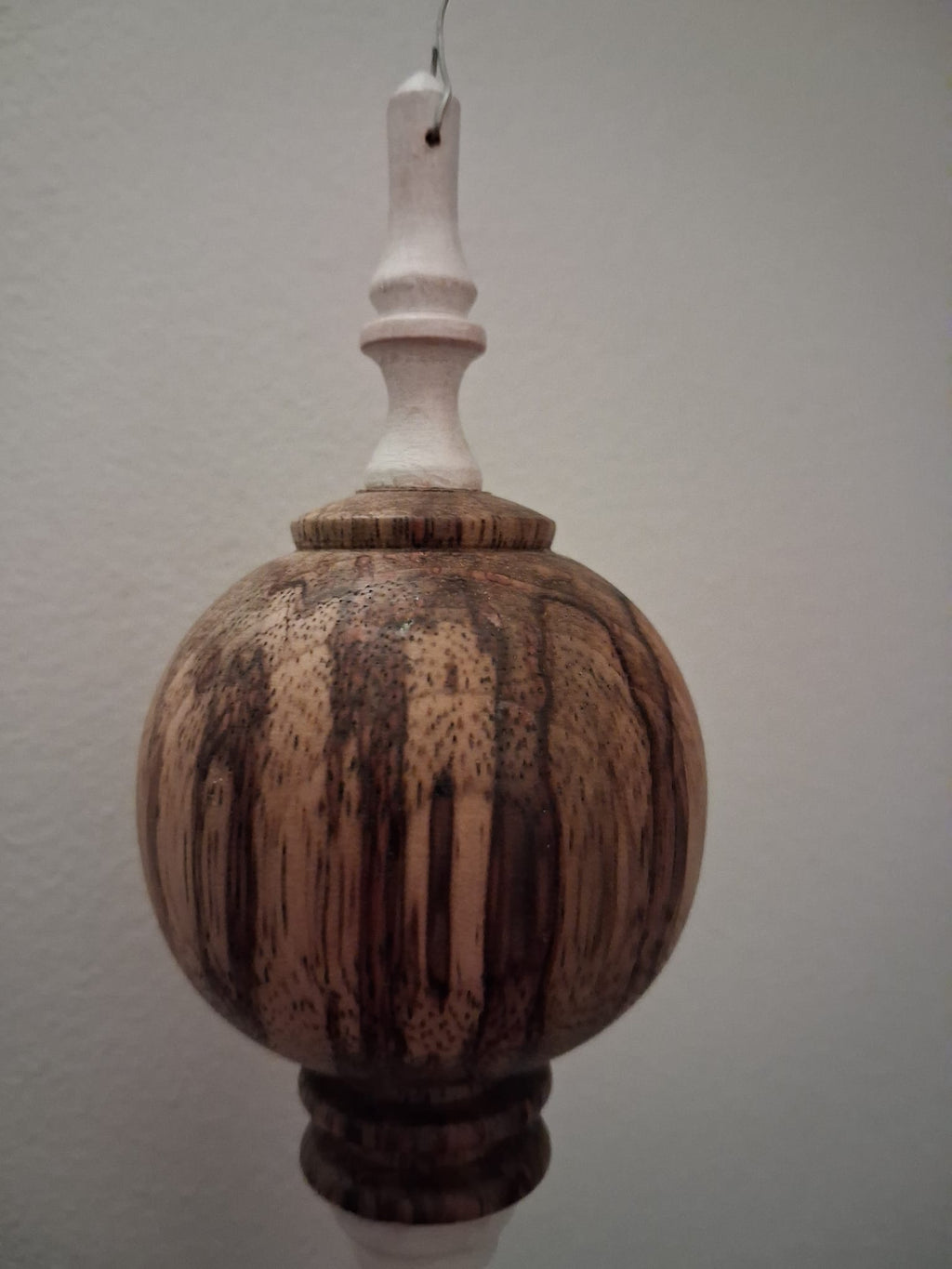 Boule de Noël artisanale - fraké et hêtre blanchi