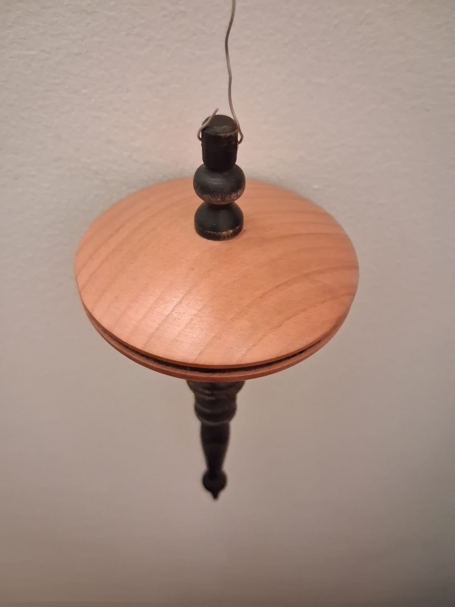 Boule de Noël artisanale - merisier et hêtre noirci