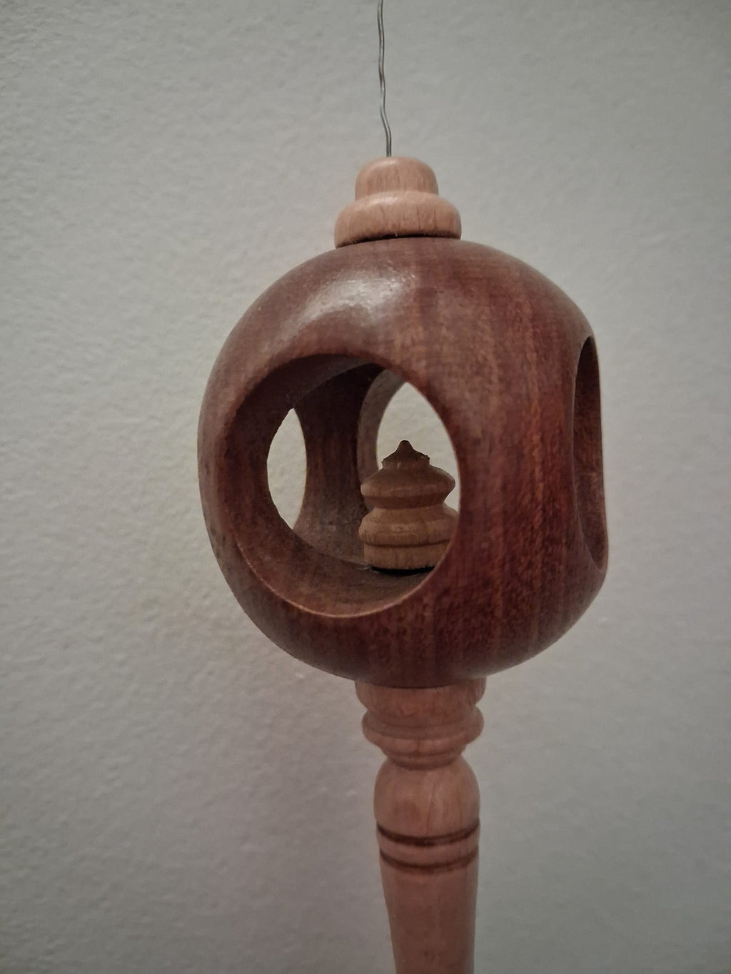 Boule de Noël artisanale - hêtre et acajou