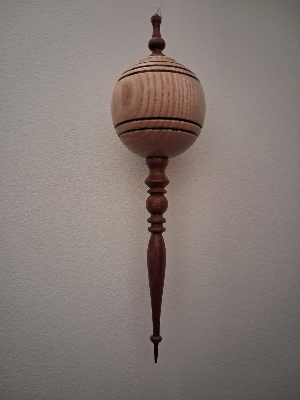 Boule de Noël artisanale - frêne et acajou