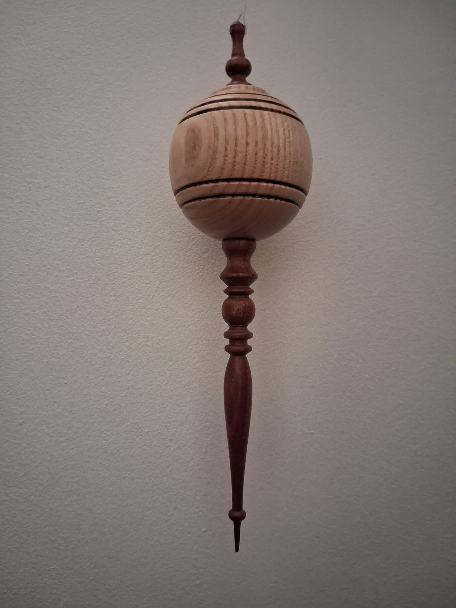 Boule de Noël artisanale - frêne et acajou