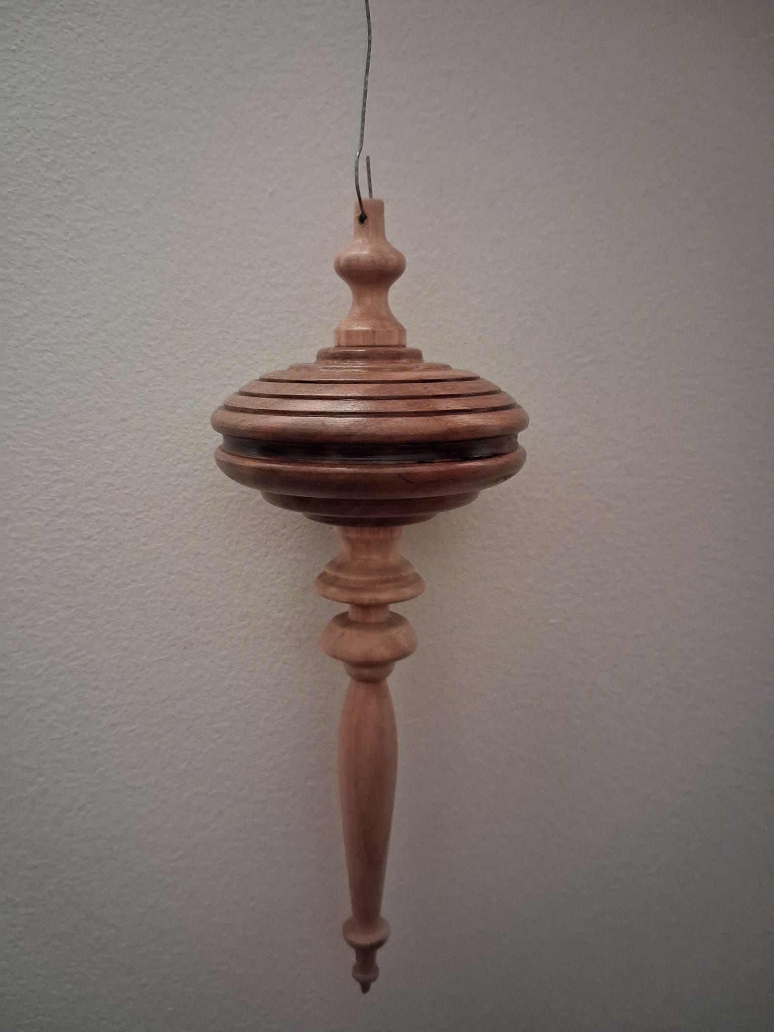 Boule de Noël artisanale - frêne et noyer