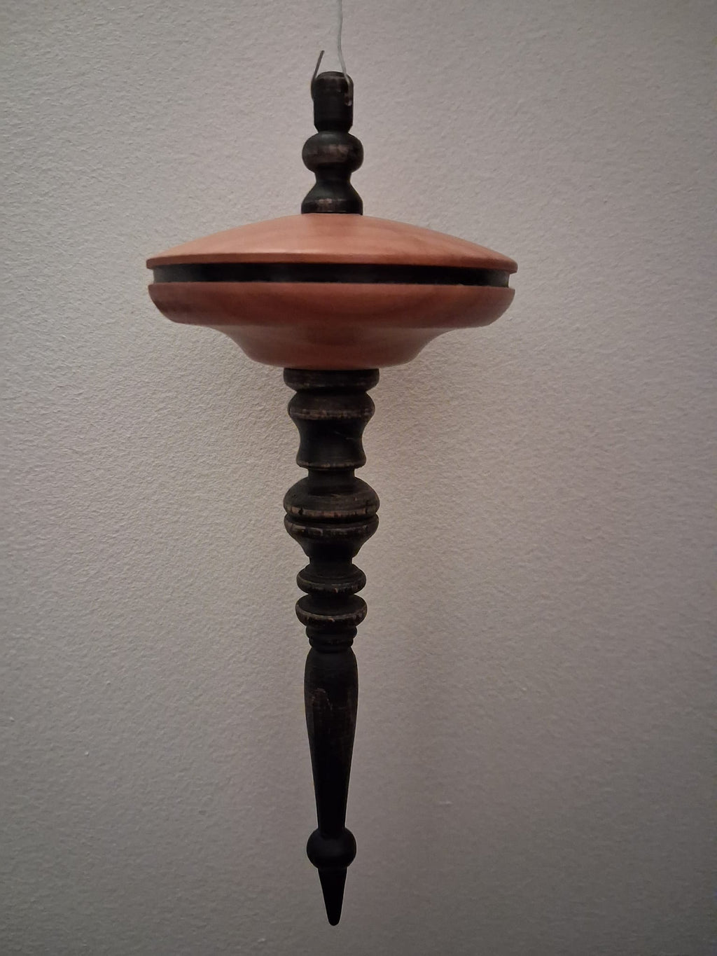 Boule de Noël artisanale - merisier et hêtre noirci