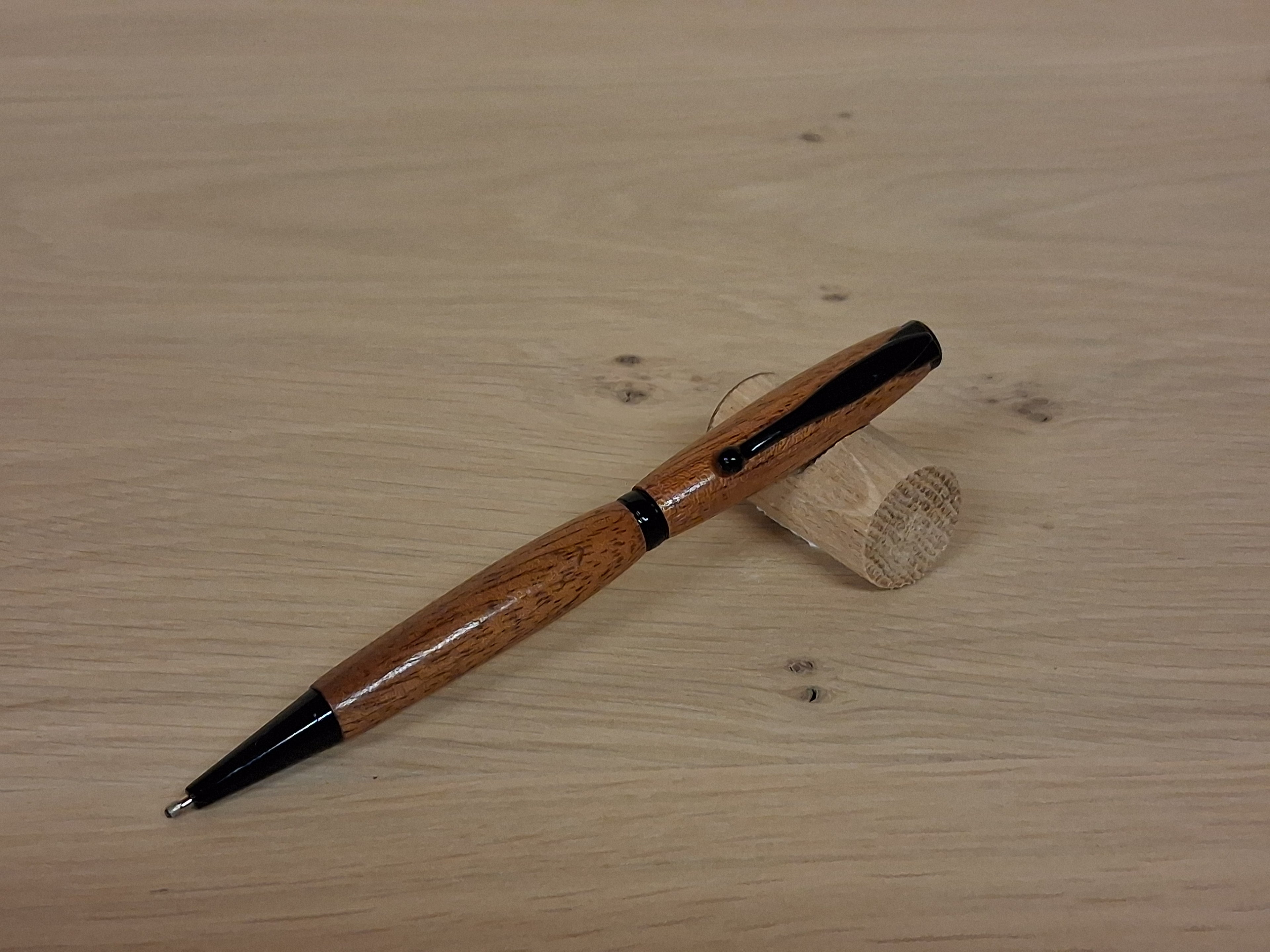 Stylo en acajou- Métal noir.