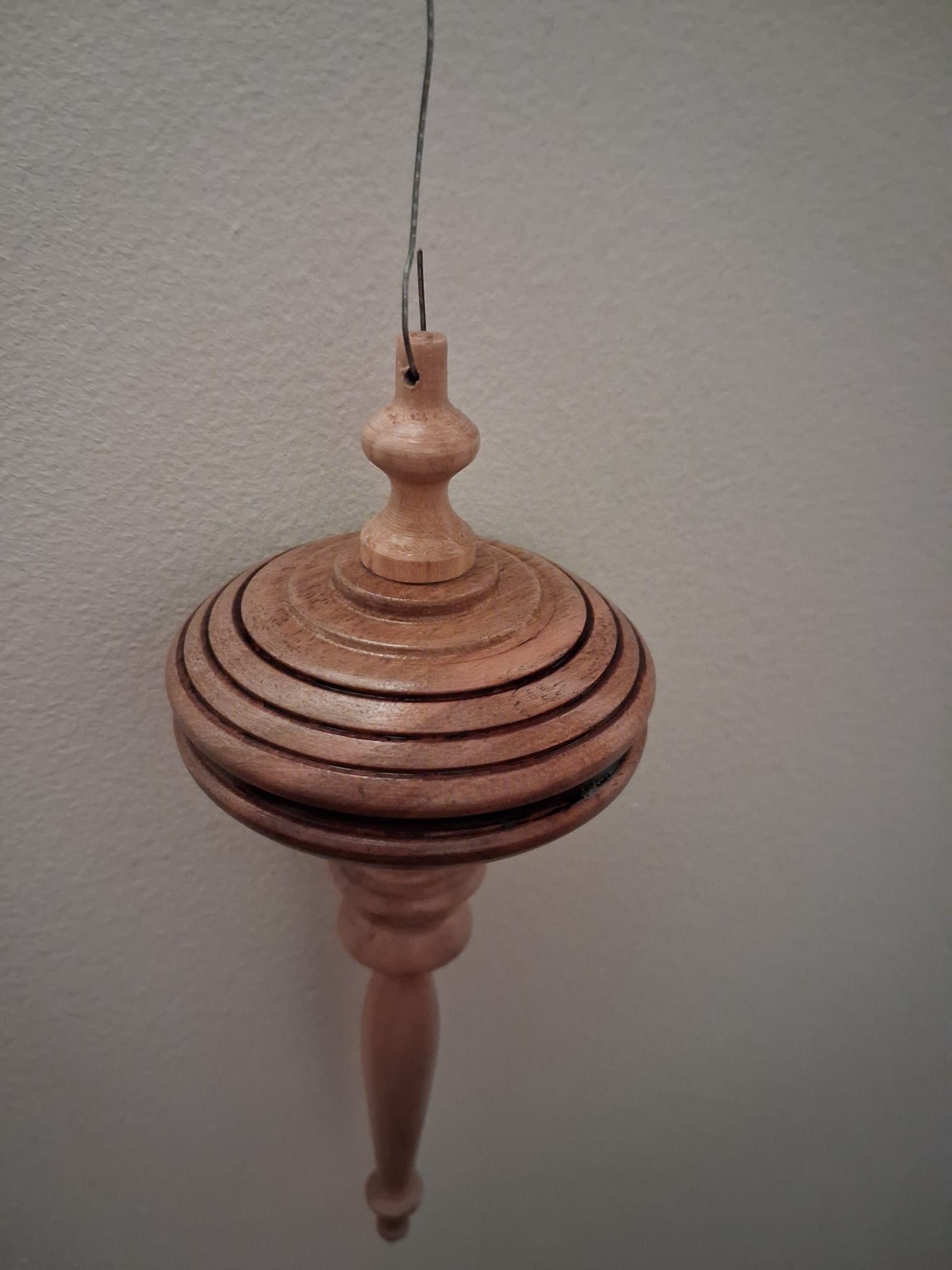 Boule de Noël artisanale - frêne et noyer